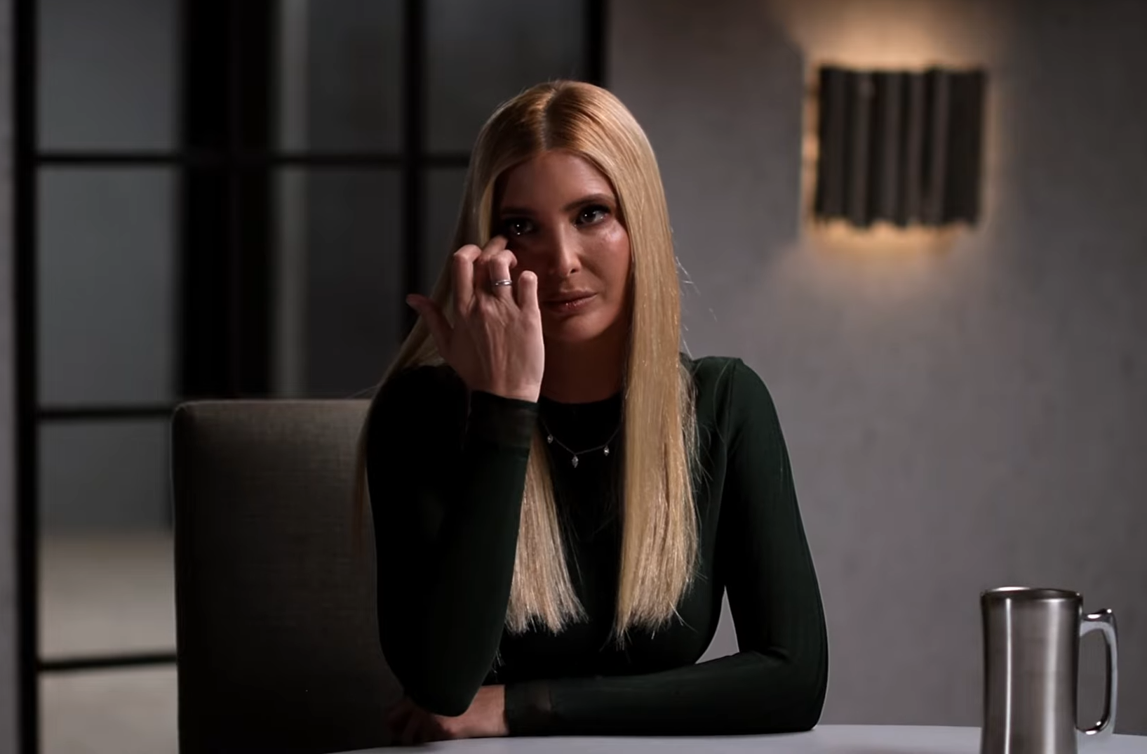 伊凡卡在訪談中數度淚崩。（翻攝The Diary Of A CEO YouTube頻道）