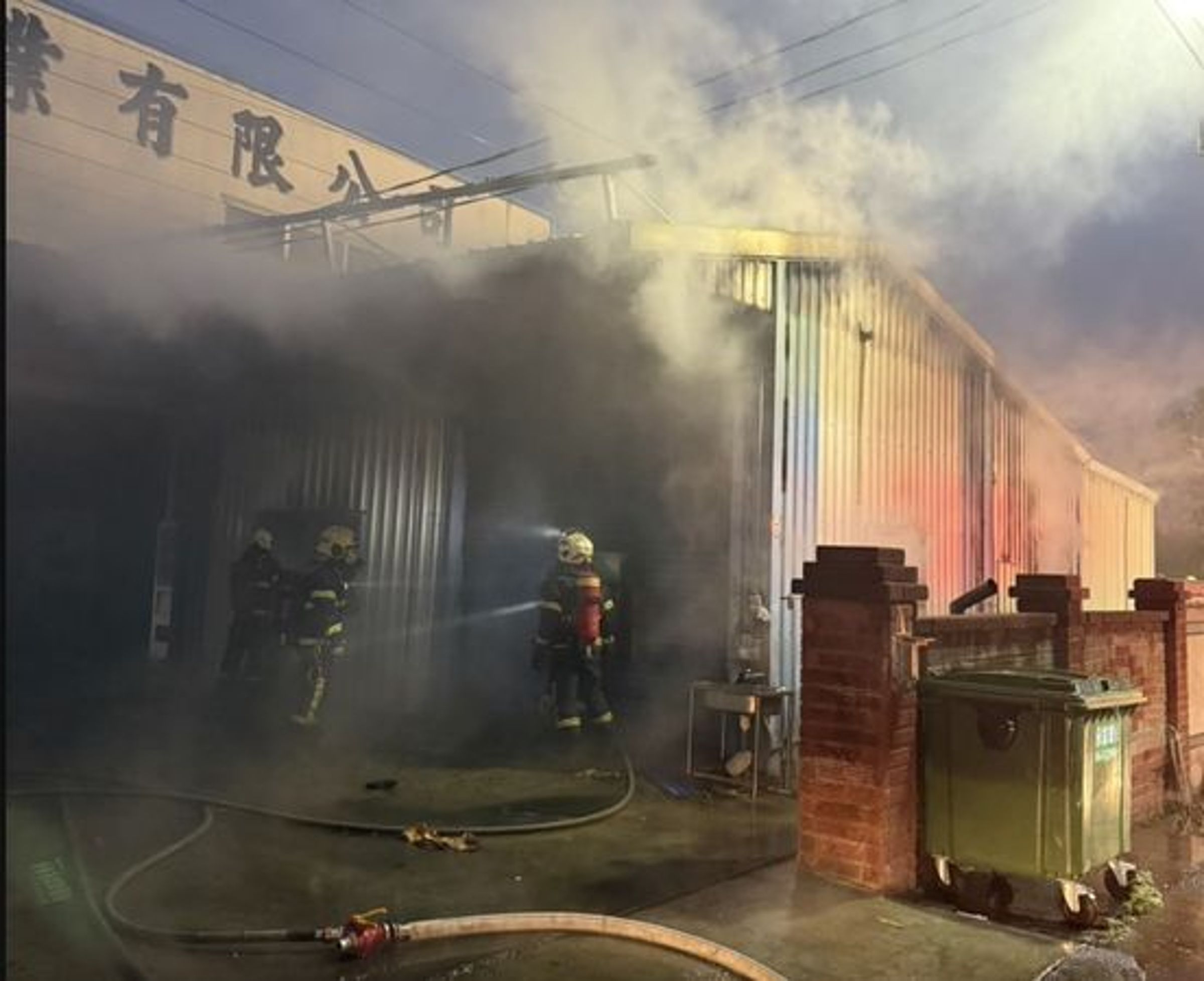 彰化一間老字號螺絲工廠清晨突傳出火警,濃煙從辦公室竄出。(翻攝畫面)