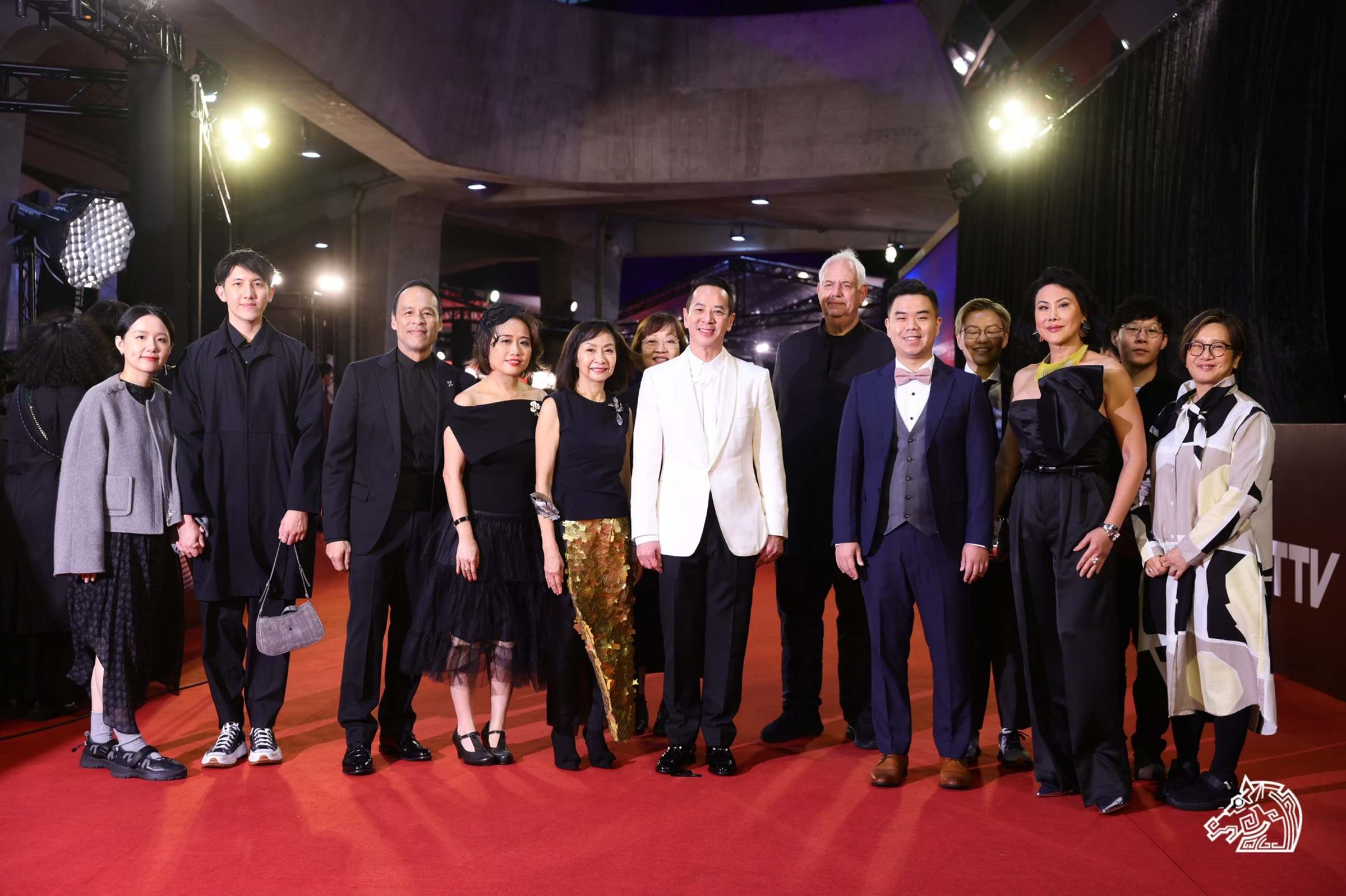 楊曜愷（前排右三起）率《從今以後》演員區嘉雯和其他劇組人員出席本屆金馬獎頒獎典禮。（金馬執委會提供）