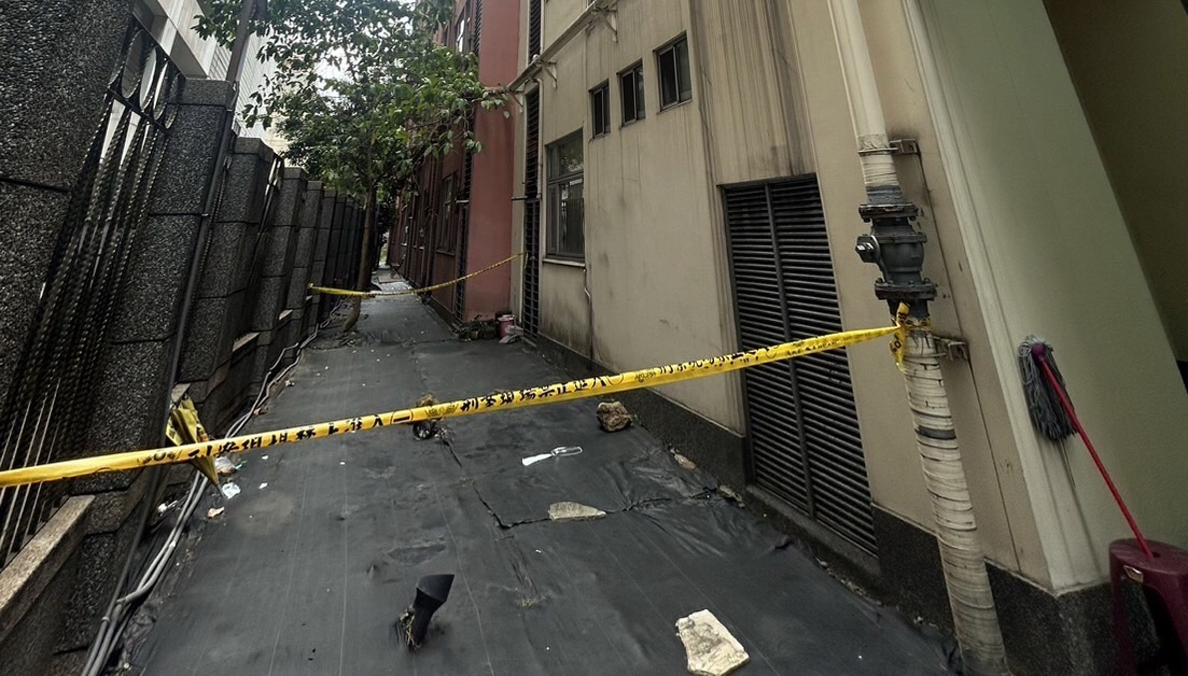 中和區1名蘇姓補習班負責人今墜樓身亡,警方在現場拉起封鎖線。(讀者提供)