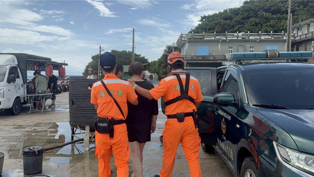 2人坦承曾觸碰海龜，海巡隨即將其帶回製作筆錄，後續將依違反《野生動物保育法》第18條規定，函送屏東地方檢察署偵辦。（海巡署提供）