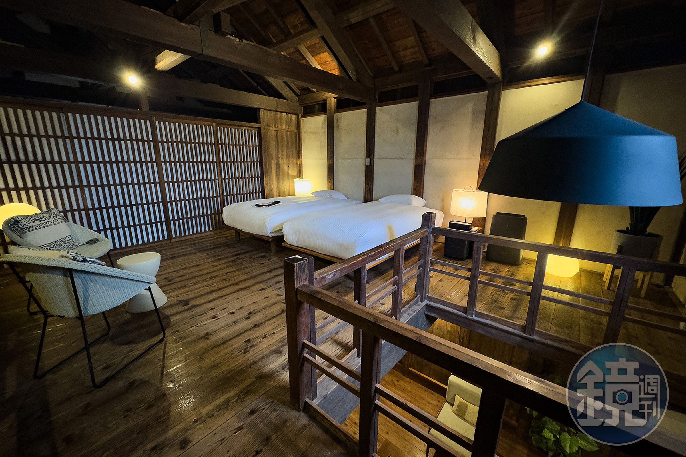 YATA棟102號房由棉製品倉庫改建，入口仍使用南京鎖，天花板保留昔日滑輪痕跡。