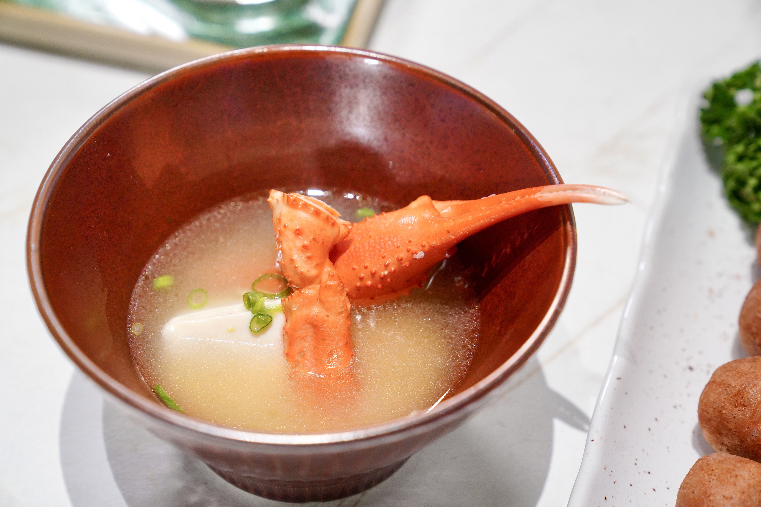 味噌高湯融雪蟹鮮甜的〈雪蟹旬味湯〉，湯香濃郁且蟹味滿溢。（攝影組）