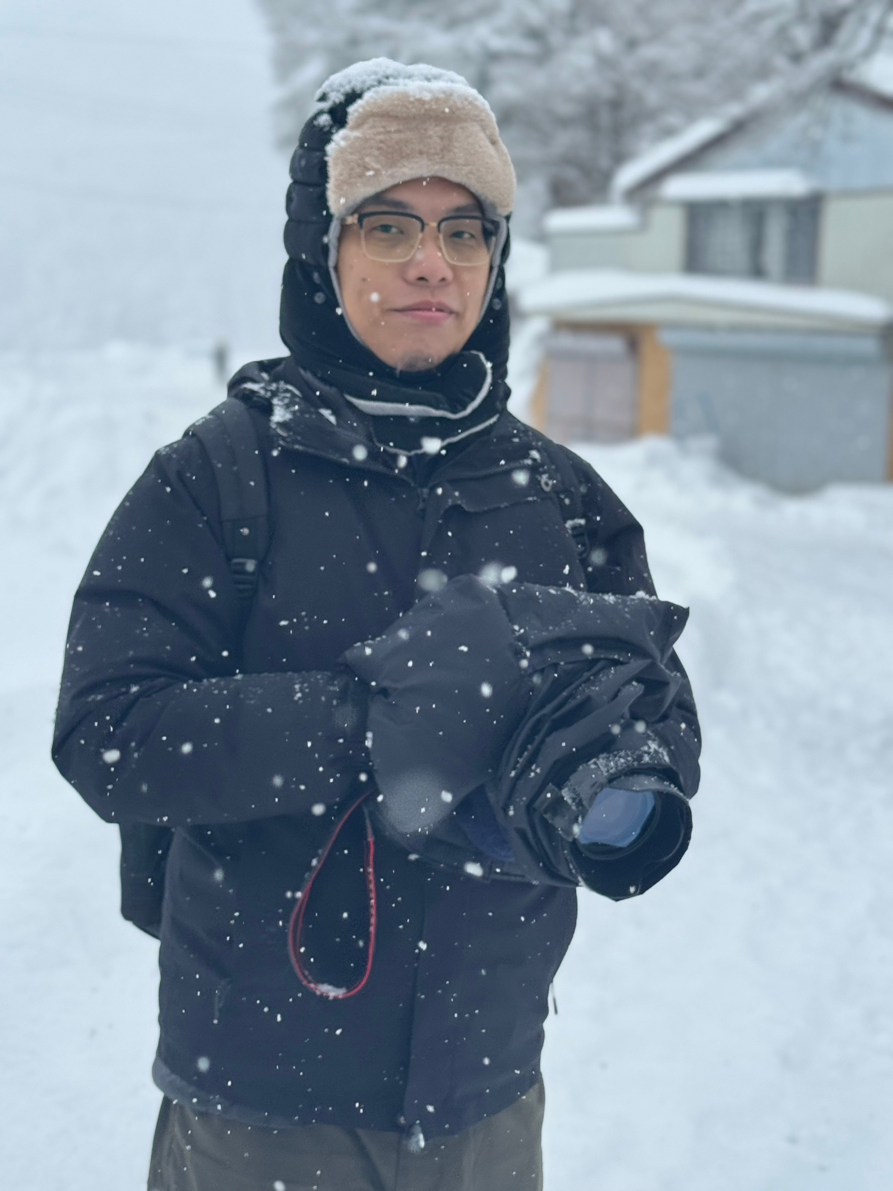 《老少女》出外景遇大雪,莊小鏘在雪地捕捉畫面。(莊小鏘提供)