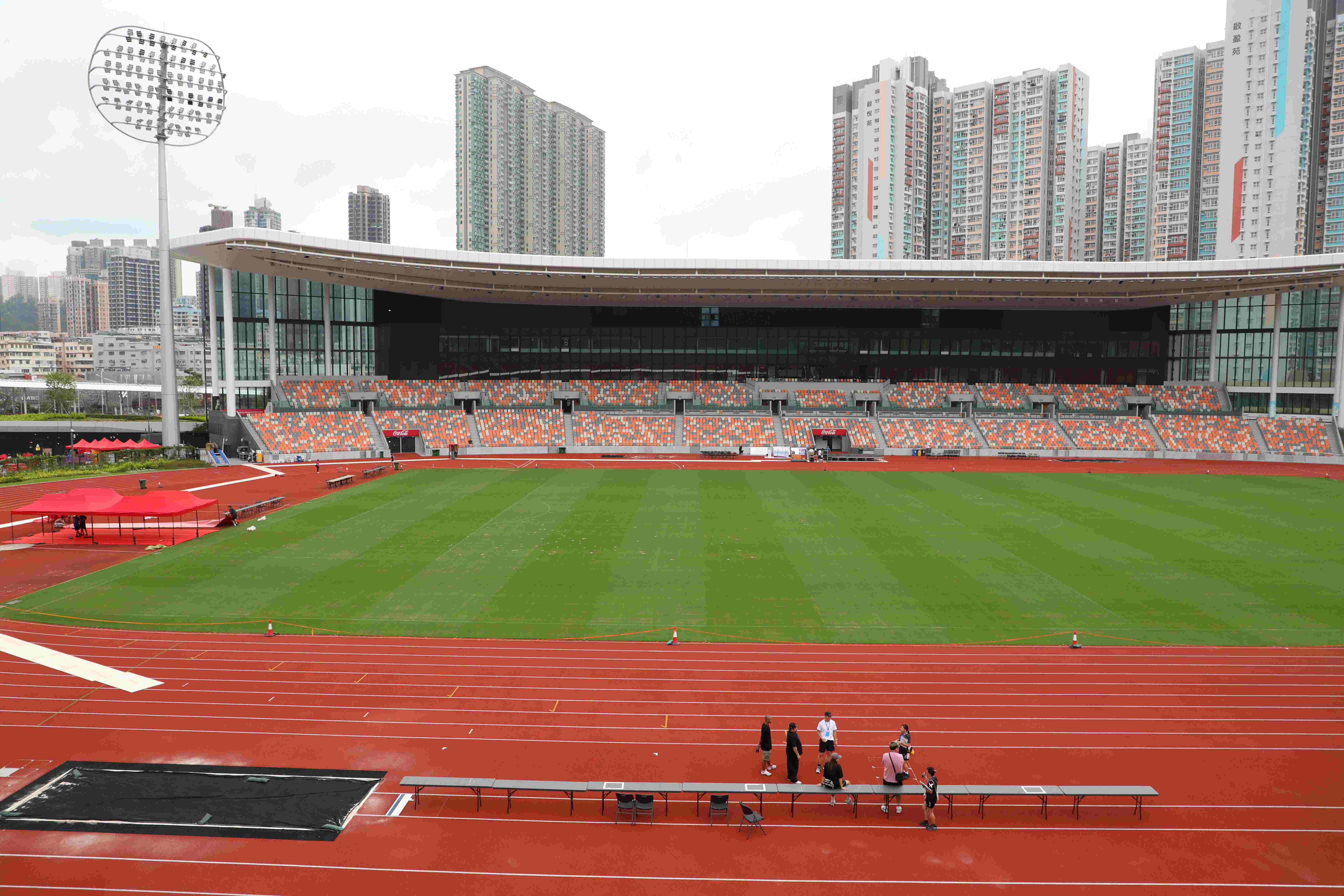啟德體育園是一座佔地廣大的體育綜合園區，包括一個田徑體育場。