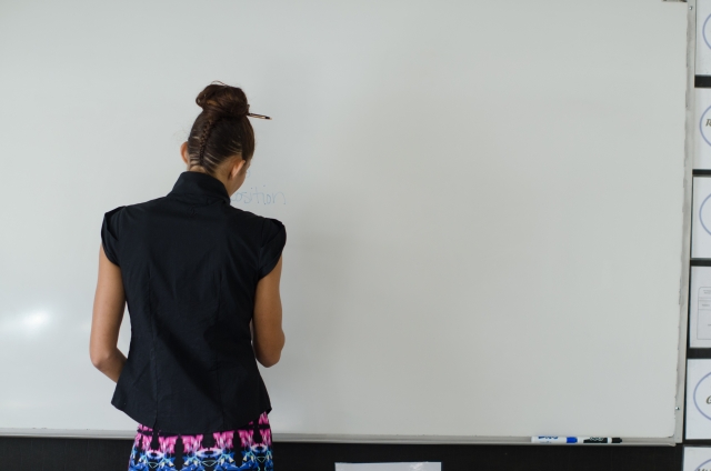 泰國驚傳一名小學女實習老師上課時直播裙底春光賺抖內。（示意圖，photoAC）