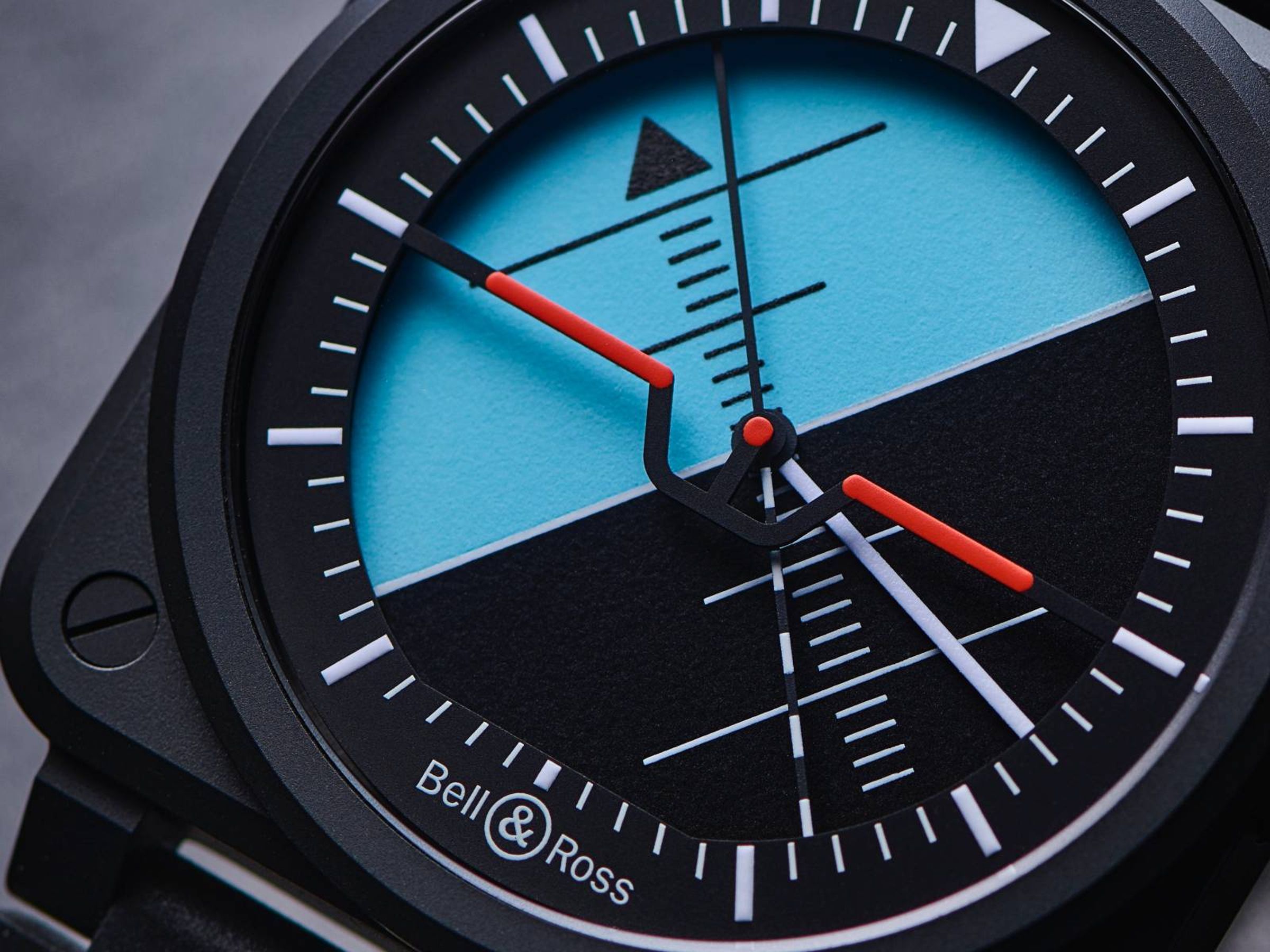 BELL & ROSS 柏萊仕 BR-03 Horizon；功能：時、分、秒指示；機芯：BR.CAL-327自動上鏈機芯；動儲：54小時；錶徑：41mm；厚度：10.6mm；材質：陶瓷；防水：100米；定價：約NT$152,000。