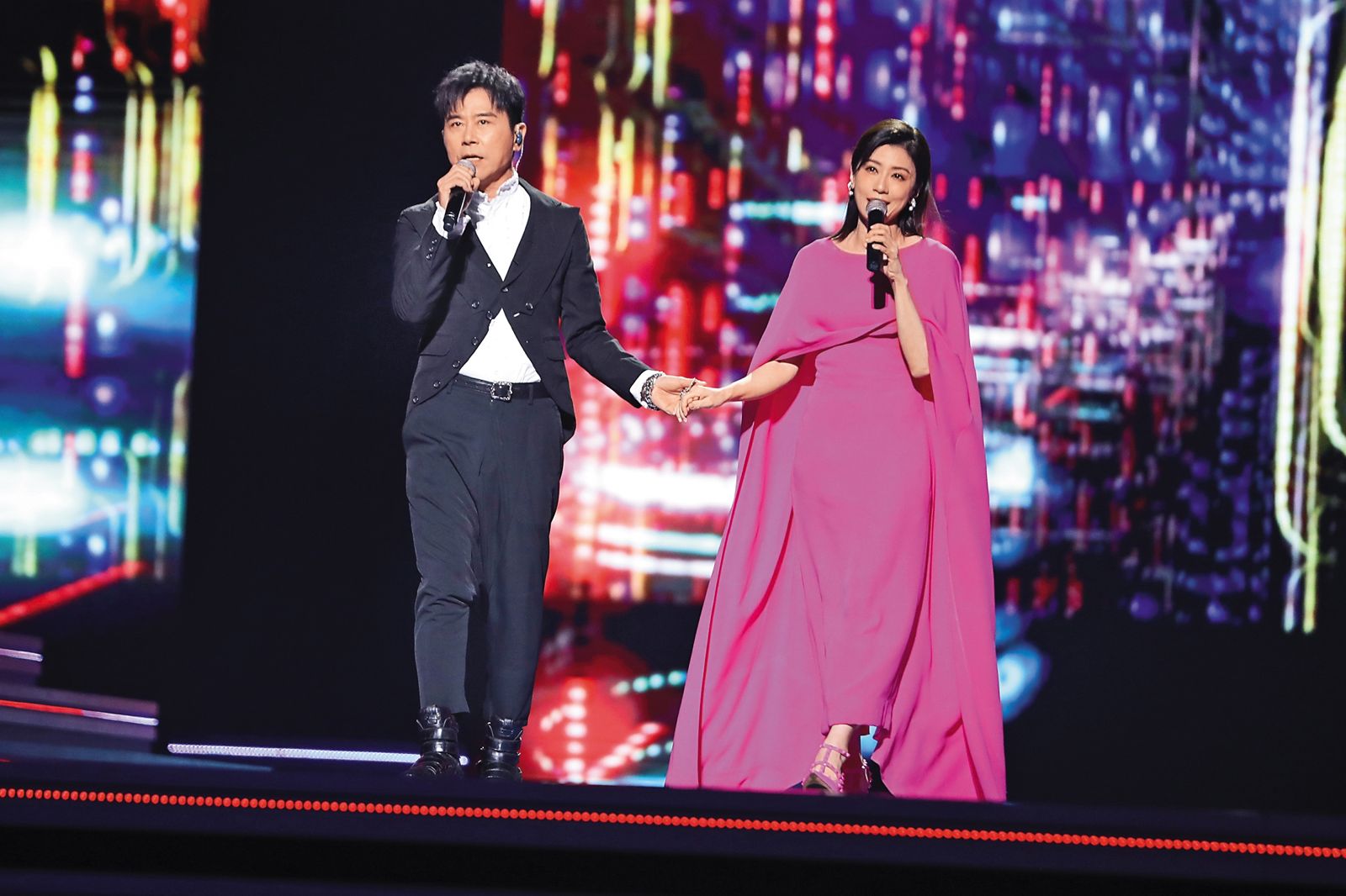 伍思凱（左）出道多年，至今仍非常受歡迎，經常受邀到各地演出。右為賈靜雯。（東方IC）