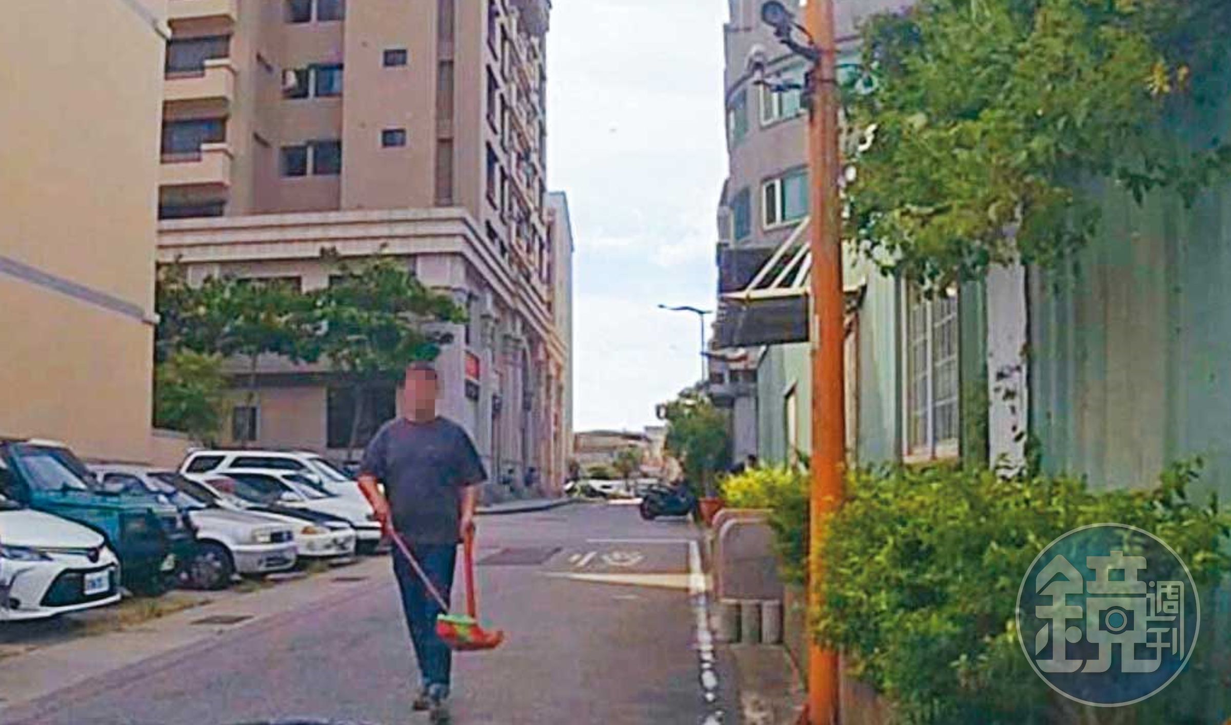 議會員工遭直擊上班時間到洪家打掃與修剪樹木。(讀者提供)
