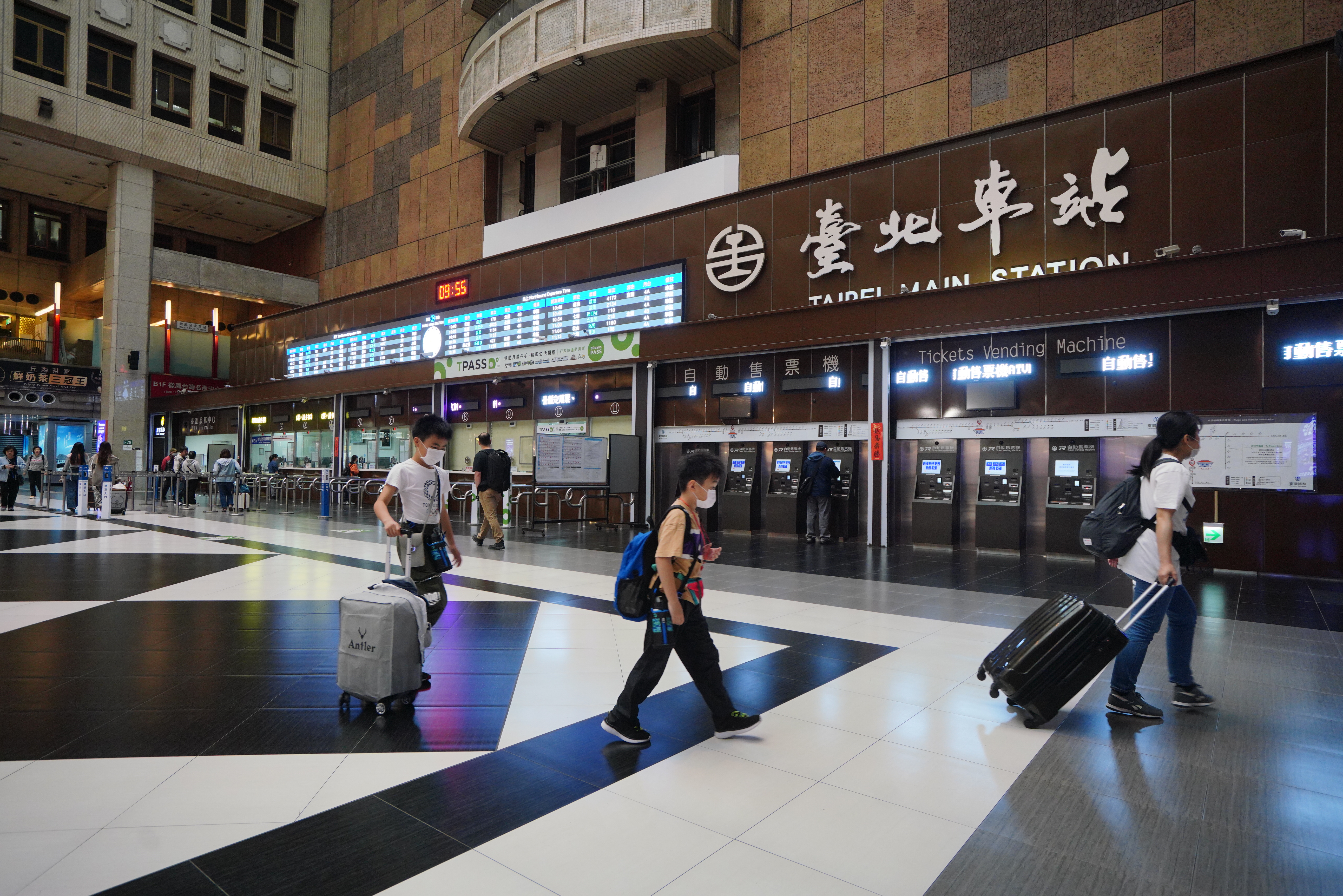 北車商場標案決標提早曝光，現有業者微風集團表達立場，尊重評選機制。