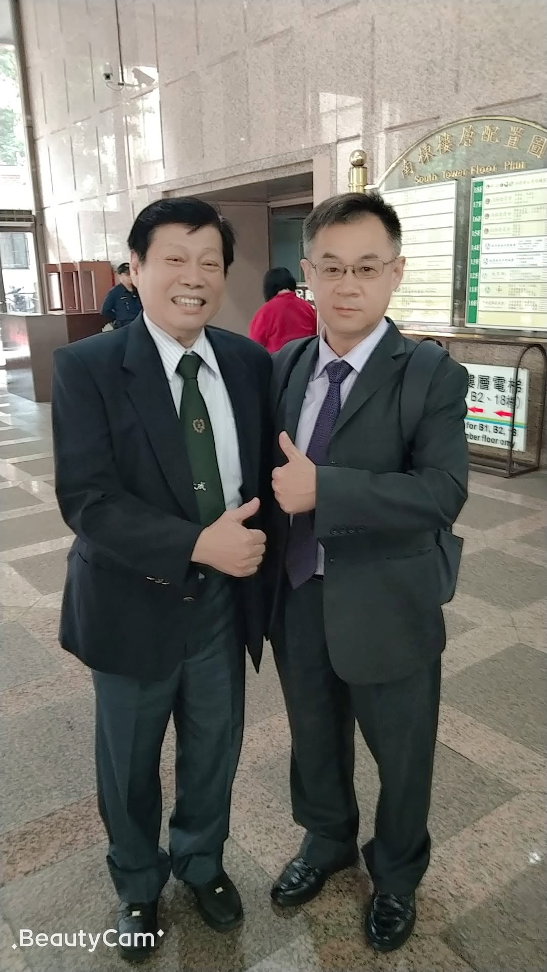 律師蕭蒼澤(圖右)認為張俊宏可透過訴訟，爭取時間釐清債務。(翻攝 蕭蒼澤臉書) 