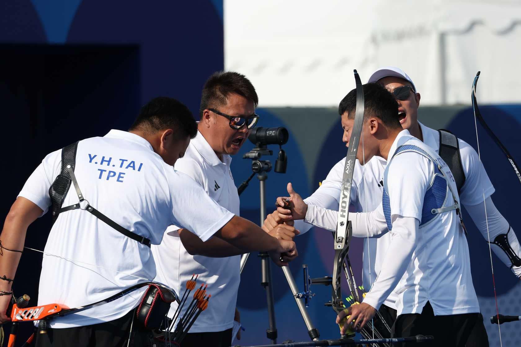 台灣隊在射箭男團16強以精湛表現氣走英國，取得8強門票。（翻攝自中華民國射箭協會臉書）