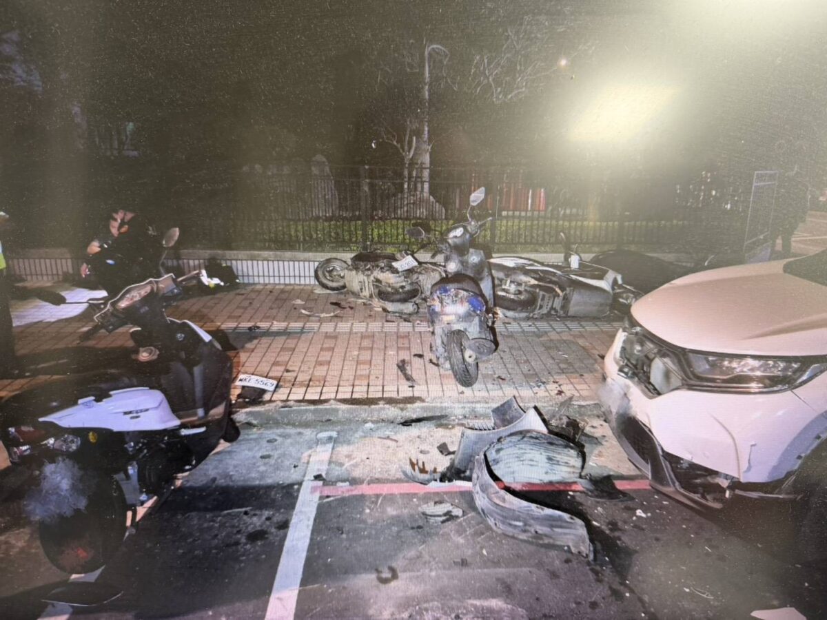 桃園市桃園區今（13）日凌晨發生一起自小客車失控事故。（桃園警分局提供）