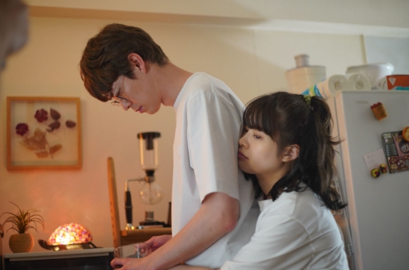 由岸井雪乃（右）搭檔宮澤冰魚（左）《佐藤妻夫物語》講述一對情侶從交往到離婚的故事，貼近日常的描繪引人共鳴。（東京國際影展提供）