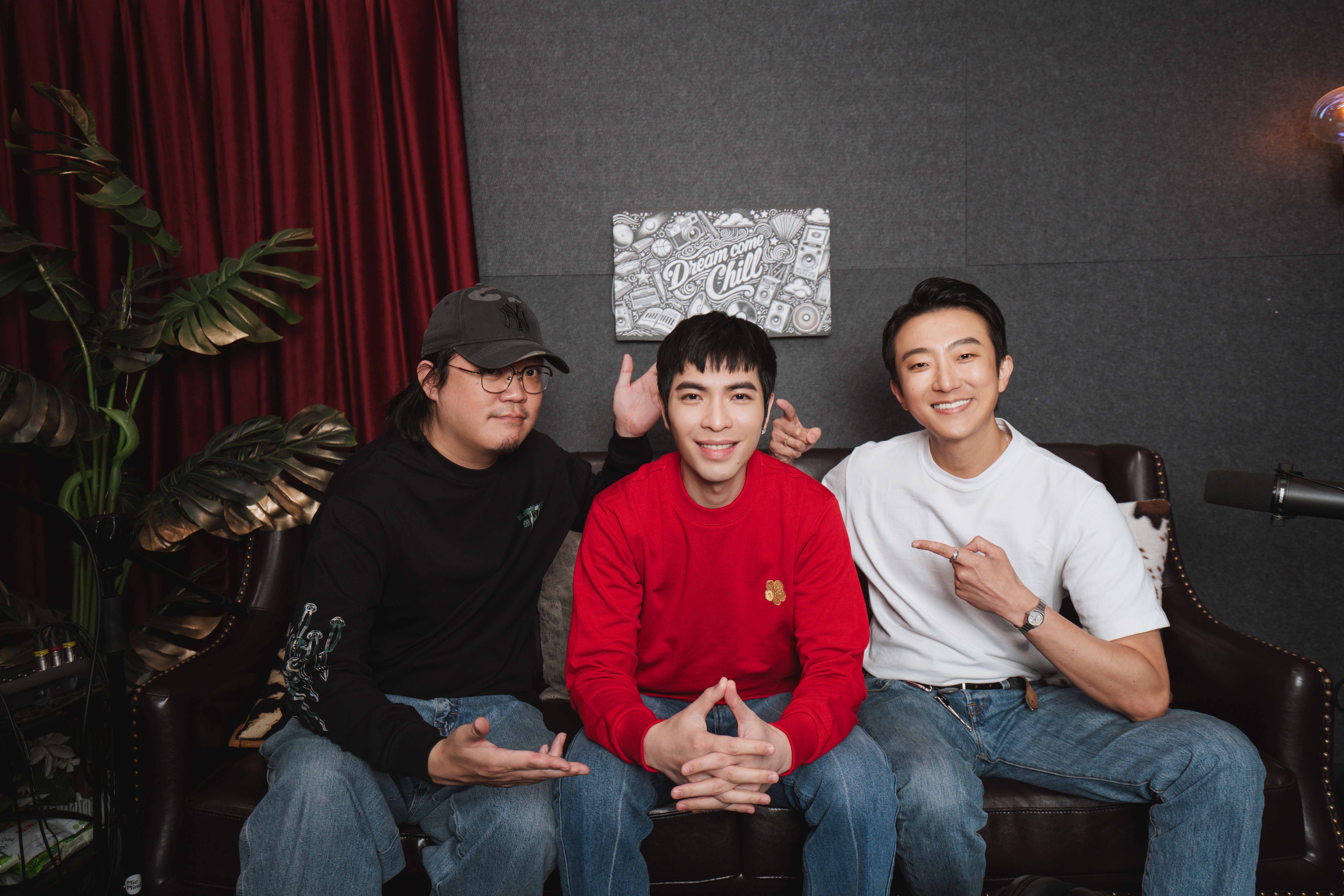 《白日夢非常秋》頻道主持人張懷秋（右）邀來金曲歌王蕭敬騰獻出Podcast初體驗。左為主持人孫鑠仁大毛。（犢影制作、有意思國際傳播提供）