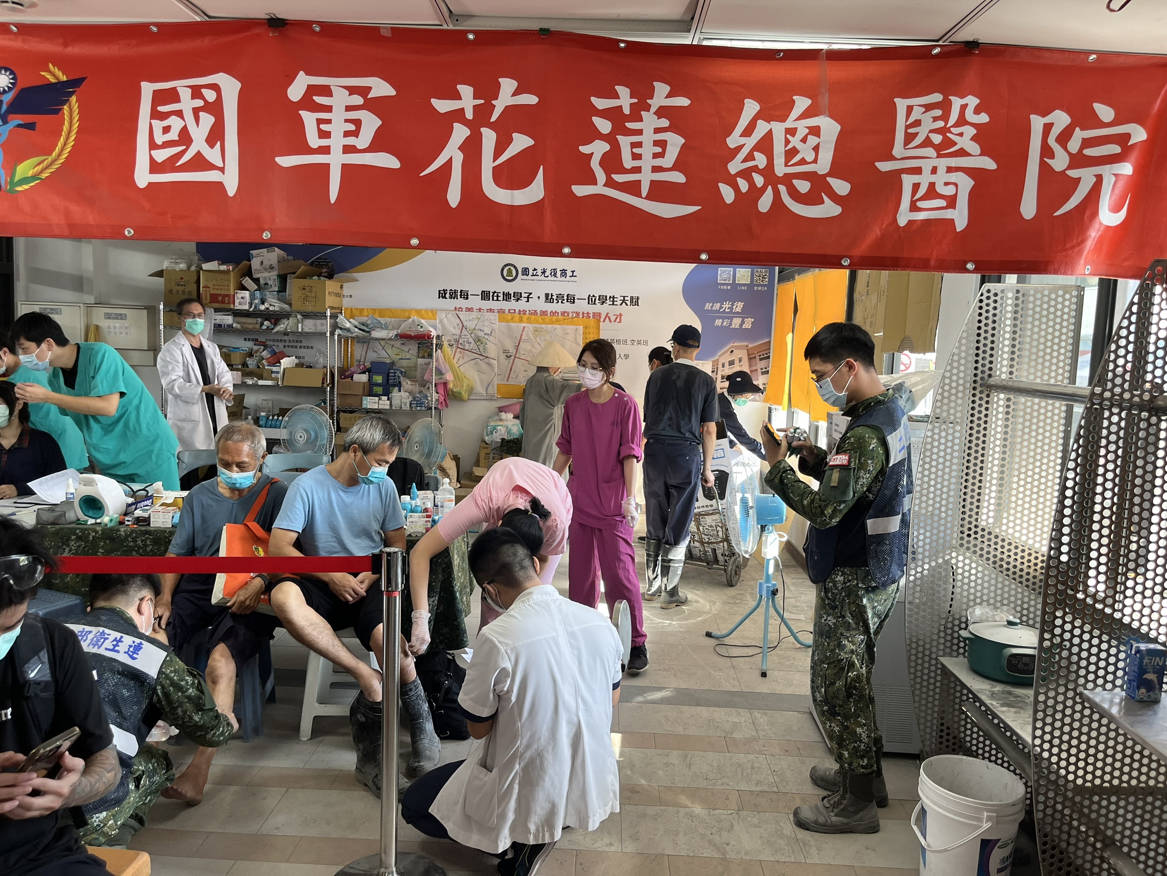 慈濟將原設立在光復火車站的服務區搬離，讓國軍醫療站使用。（慈濟基金會提供）