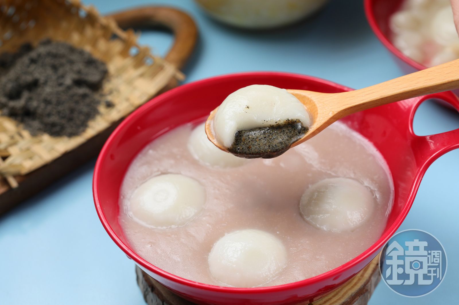「冰火芋泥芝麻湯圓」能一次獲得芝麻與芋泥兩種招牌甜點交融的雙重享受。（100元／份）