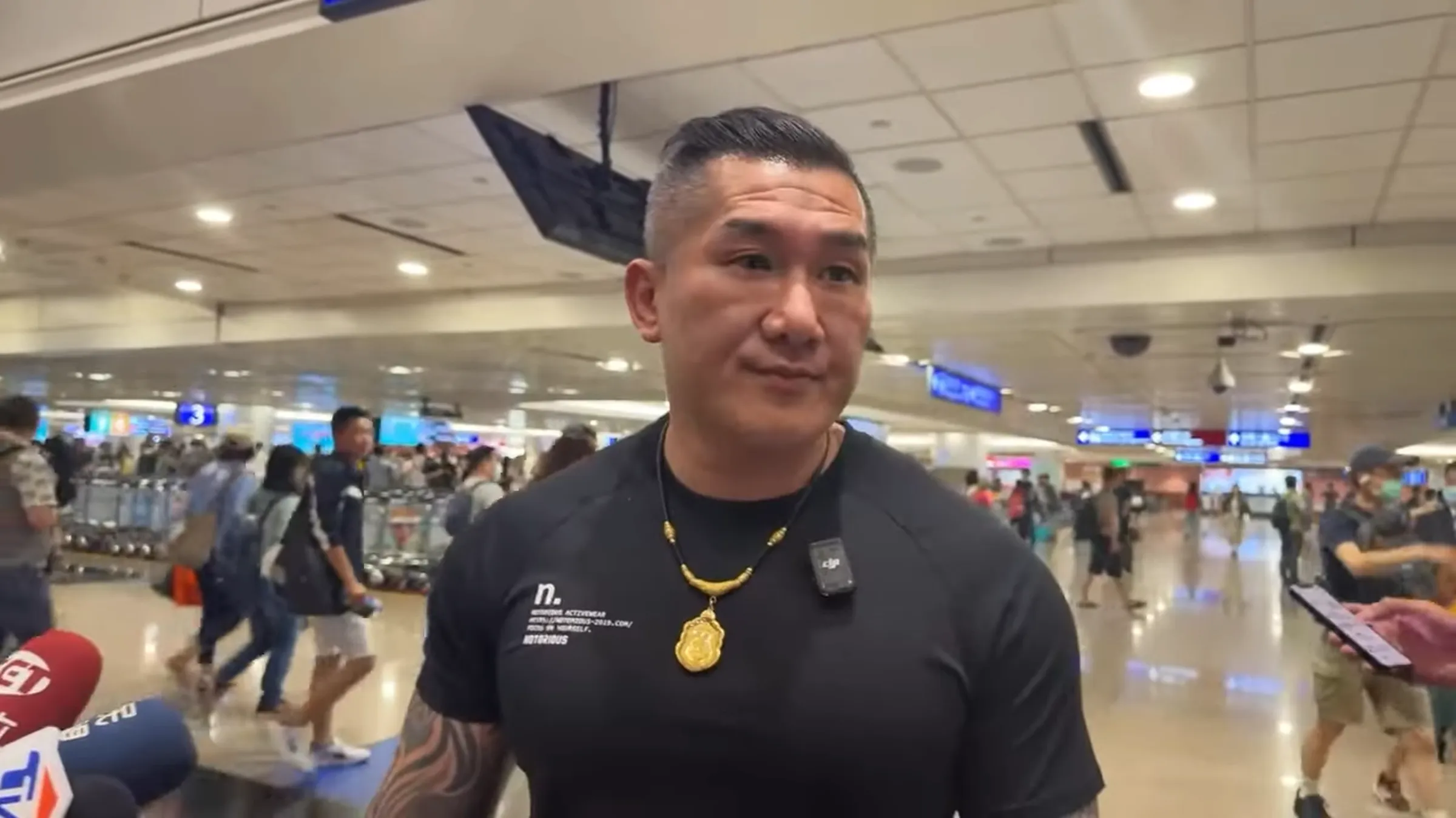 毛衣老師警告館長下半年運勢犯小人，明年將可能大翻車。（翻攝館長惡名昭彰直播）