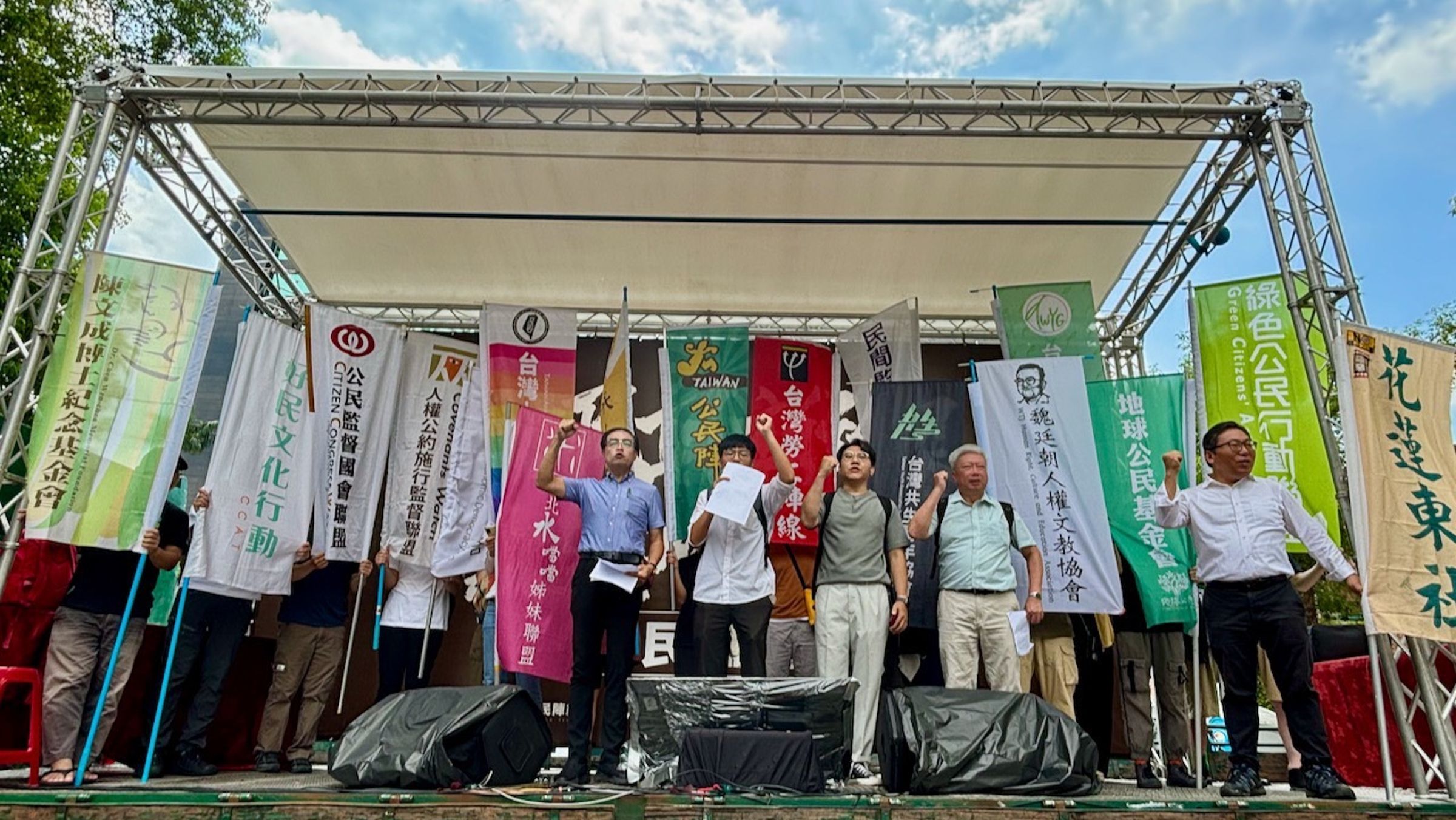 公民團體在台上警告藍營立委,勿忽視、背棄民意。(經民連提供)