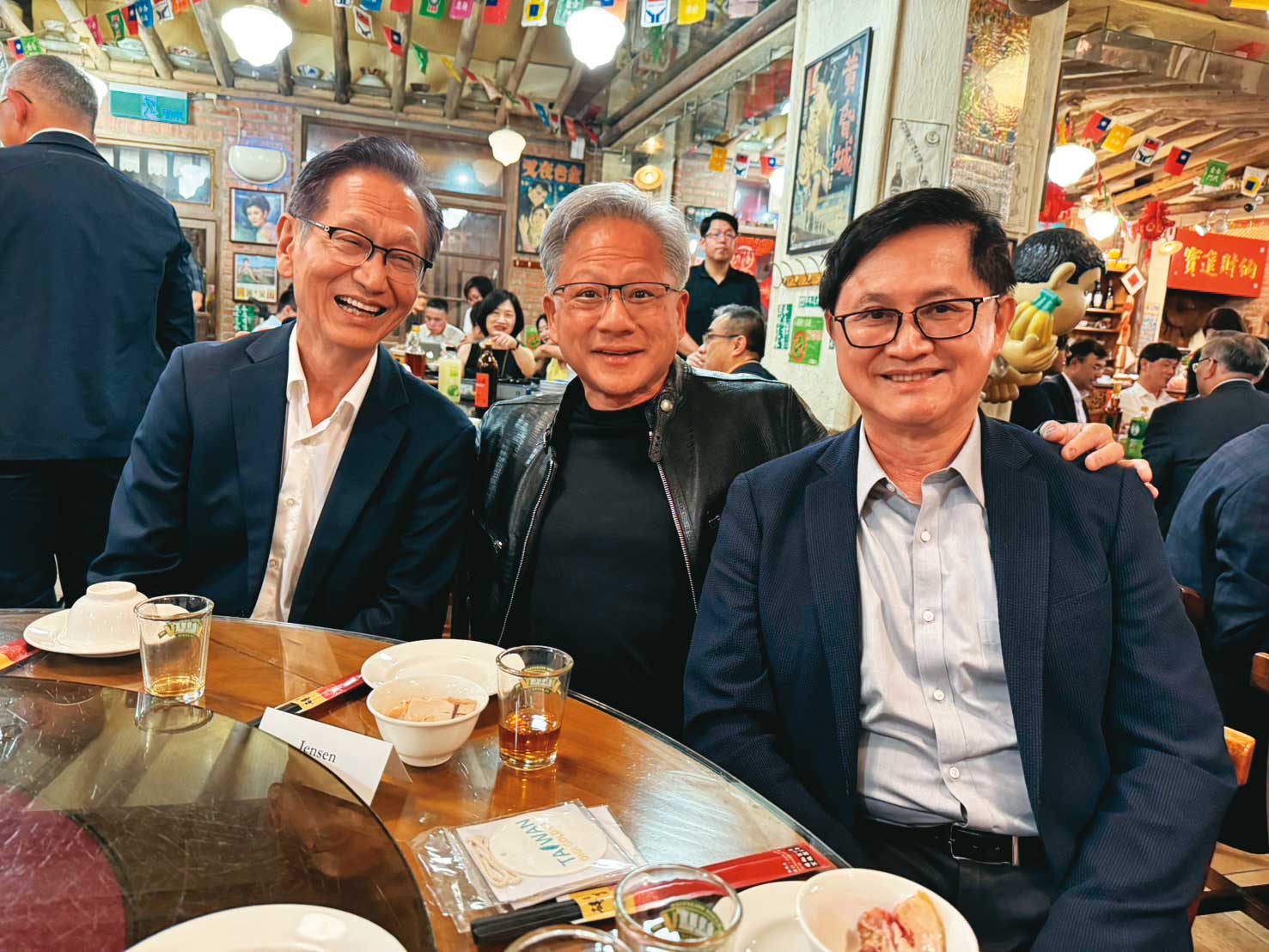 黃仁勳（中）提前來台參加電腦展，宴請華碩董事長施崇棠（左）以及和碩董事長童子賢（右）等科技業大老闆。（讀者提供）