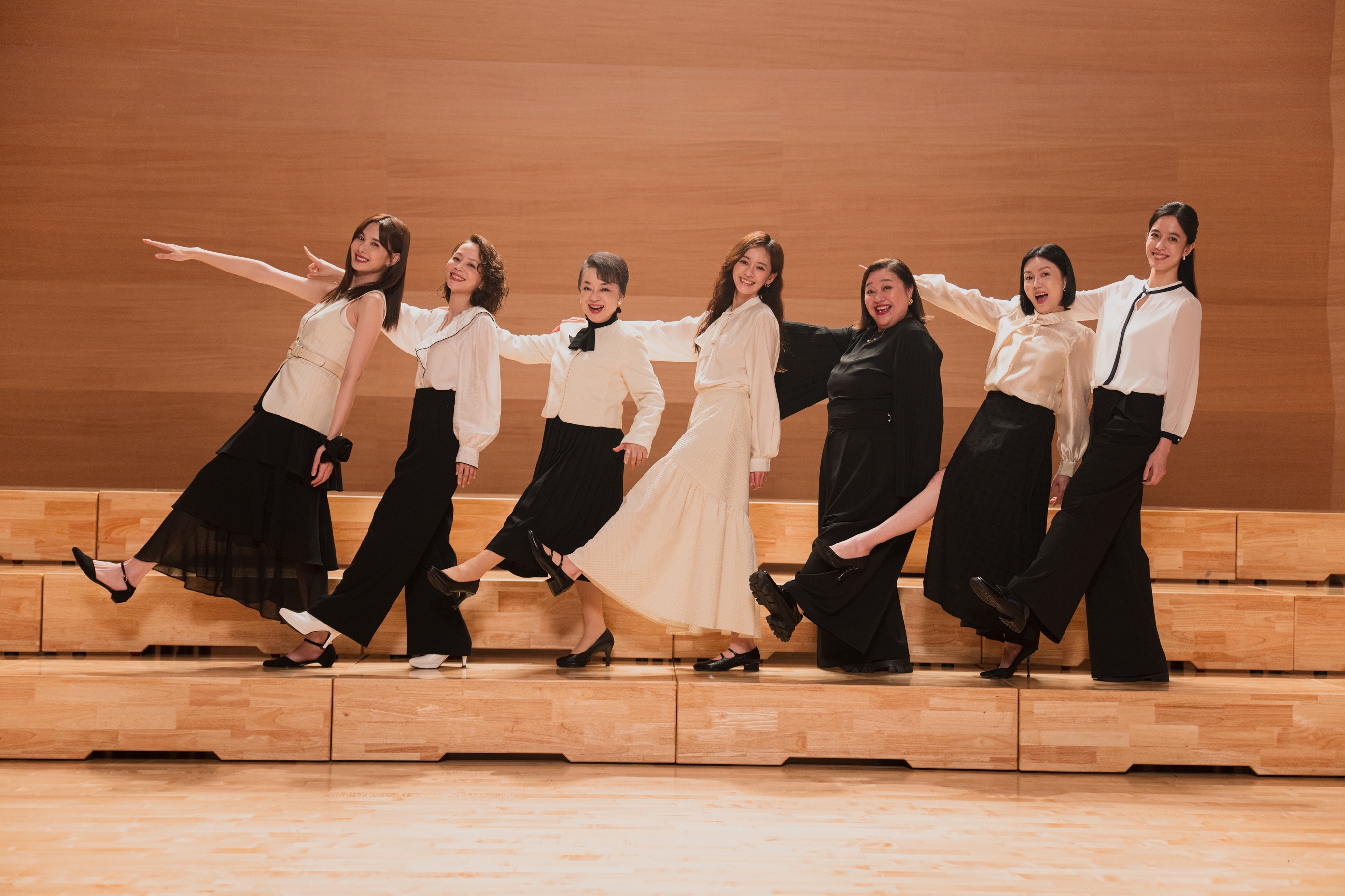 《陽光女子合唱團》安心亞（左起）、孫淑媚、翁倩玉、陳意涵、鍾欣凌、苗可麗、陳庭妮。（星光佳世提供）