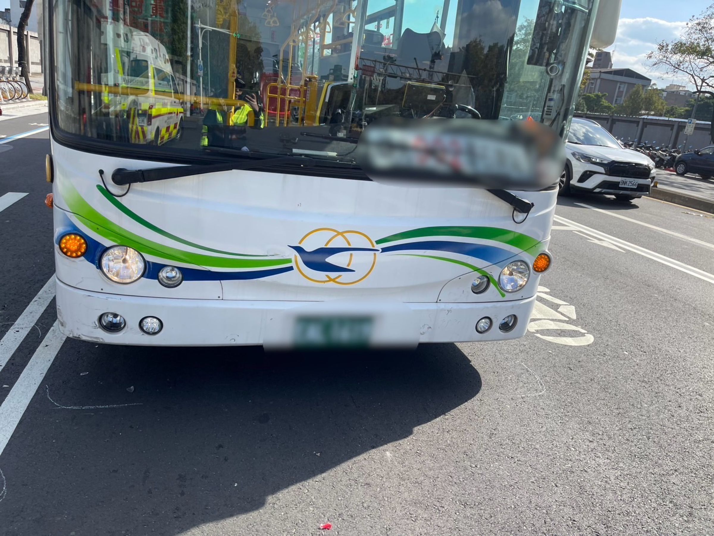 肇事公車駕駛未注意車前狀況，追撞停紅燈的4部機車。（翻攝畫面）