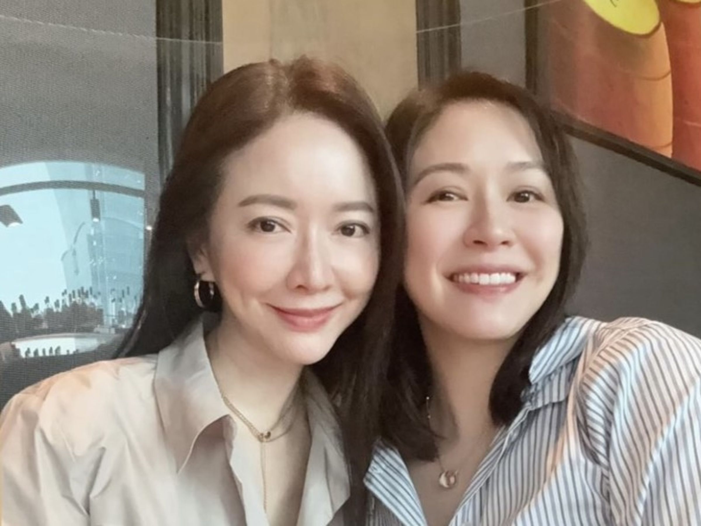 蔡依珊(右)和姊姊蔡依倫(左)合照,感情親密。(翻攝ms._tsai IG)