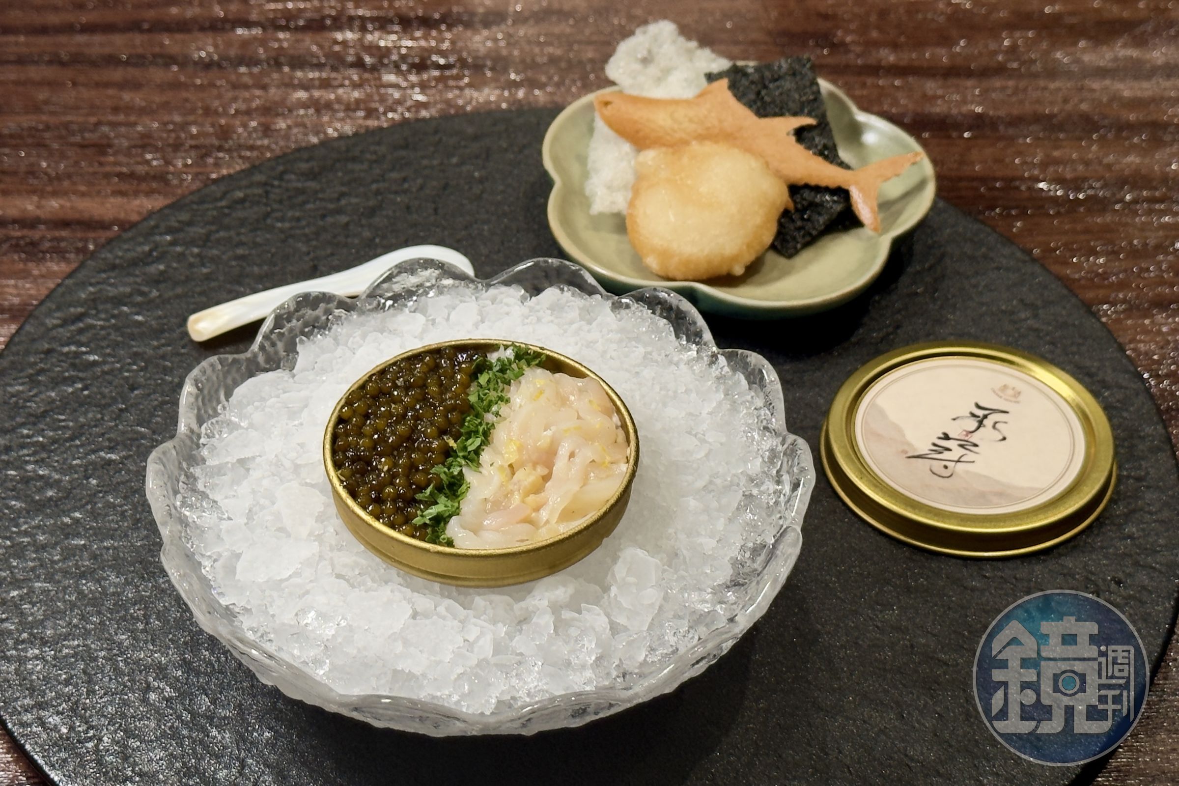 「魚子醬」以鱘龍魚製作的魚醬與濃汁為底，頂層鋪上奢華魚子醬，搭配炸麻糬、帕瑪森起司餅乾與海苔碎片，可用湯匙挖取魚汁沾附在餅乾上享用。