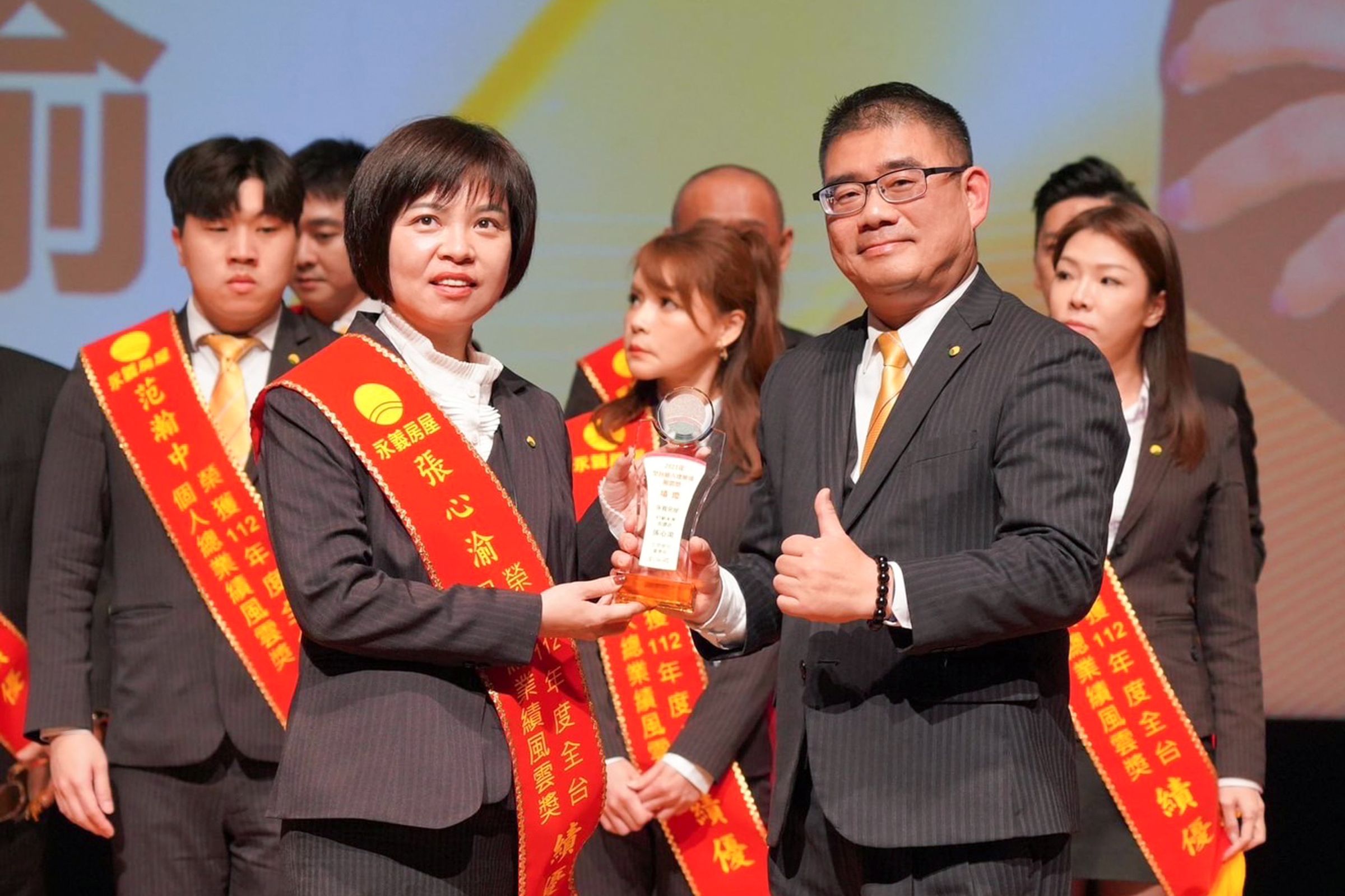 永義房屋店東張心渝於2022年加盟,1年後團隊就拚出近4,000萬業績,榮獲團隊暨個人獎項。