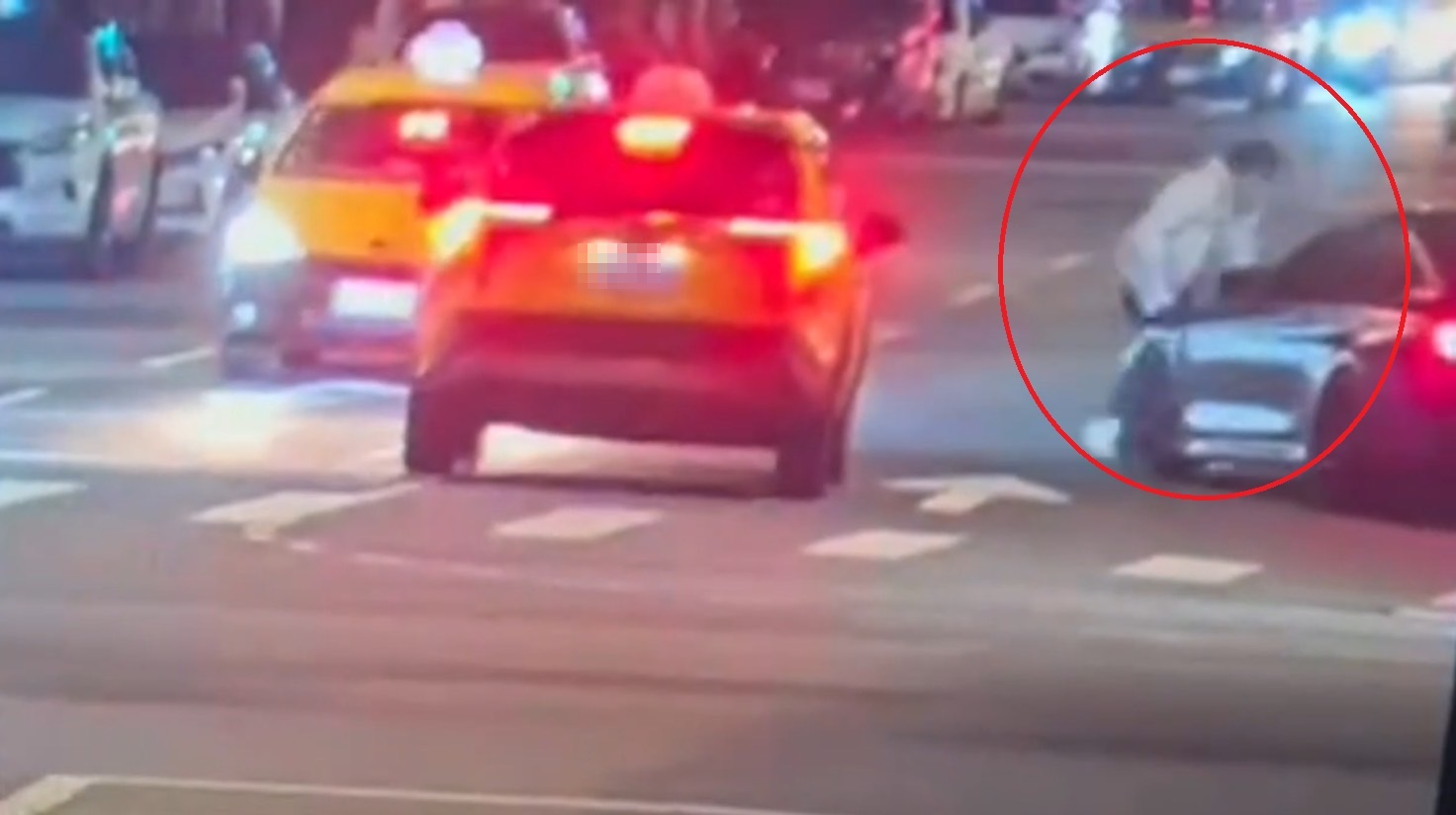 文男酒駕開跑車肇事，連撞2車後又差點撞上另名路人（紅圈）。（翻攝畫面）