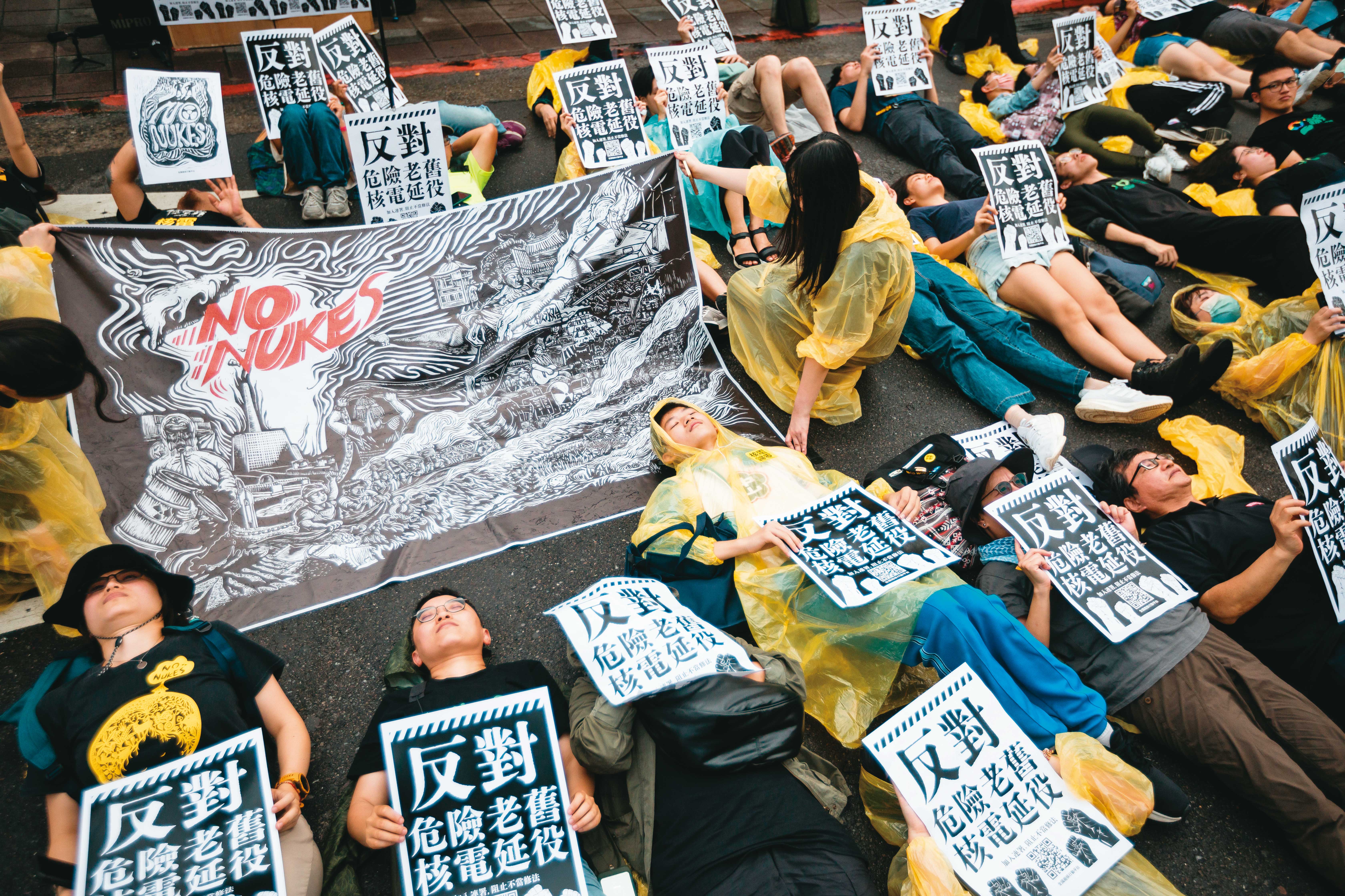 今年4月，環團在立法院前播放核災警報， 模擬核災場面，認為核三機組運轉超過40年，會有安全風險。
