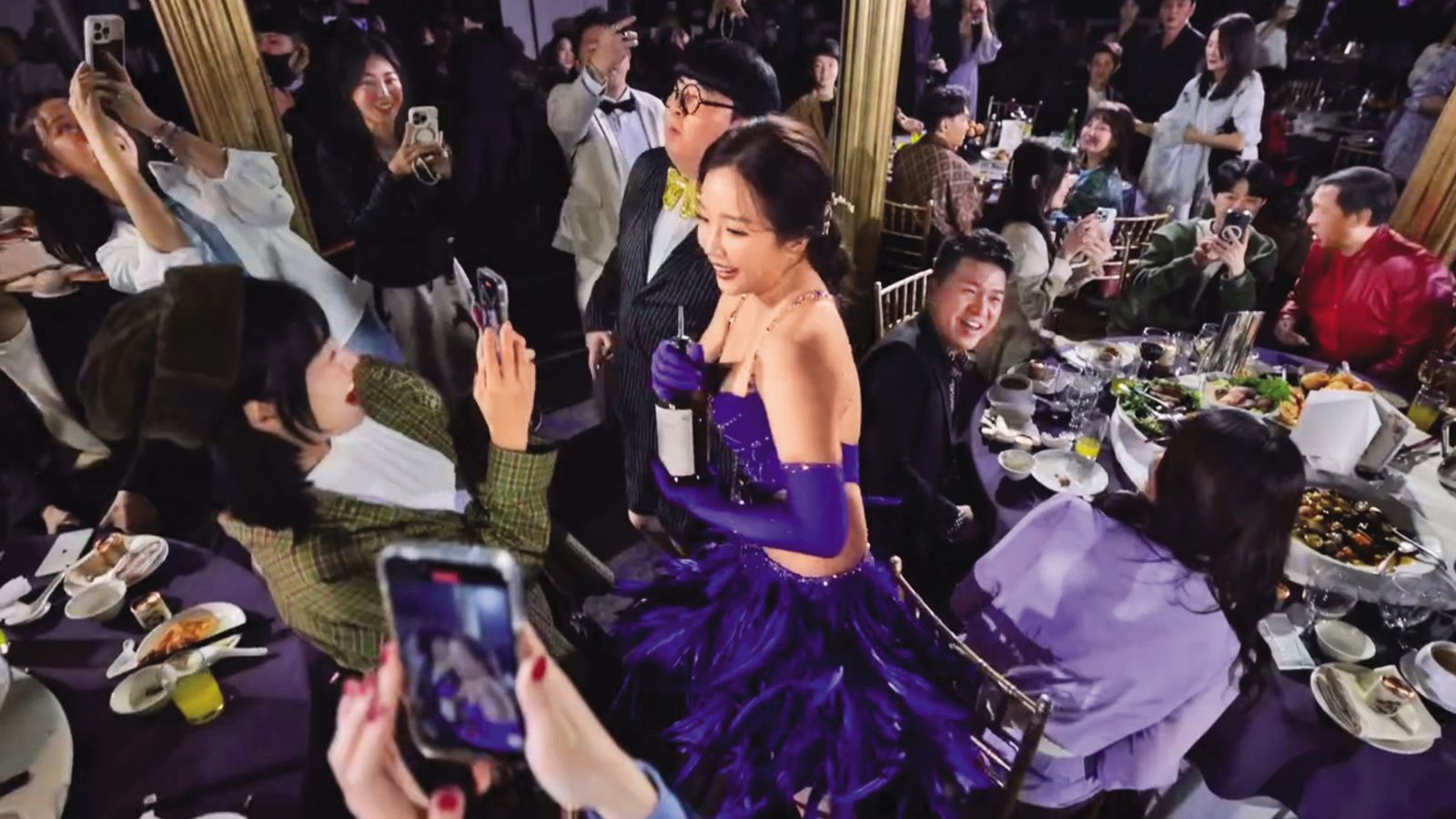 賴慧如婚禮特別設計新郎新娘下台,灌烈酒的橋段。(翻攝自playground_wed IG)