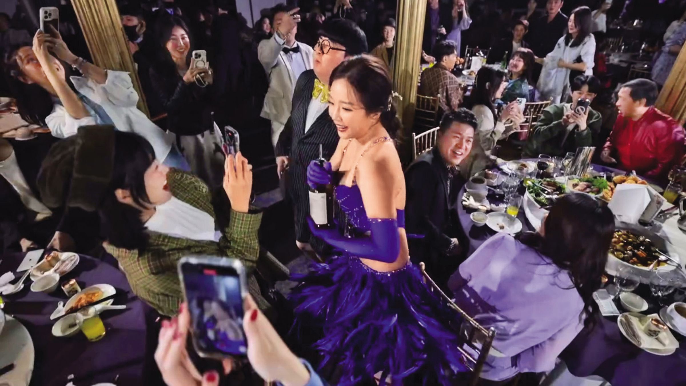 賴慧如婚禮特別設計新郎新娘下台,灌烈酒的橋段。(翻攝自playground_wed IG)