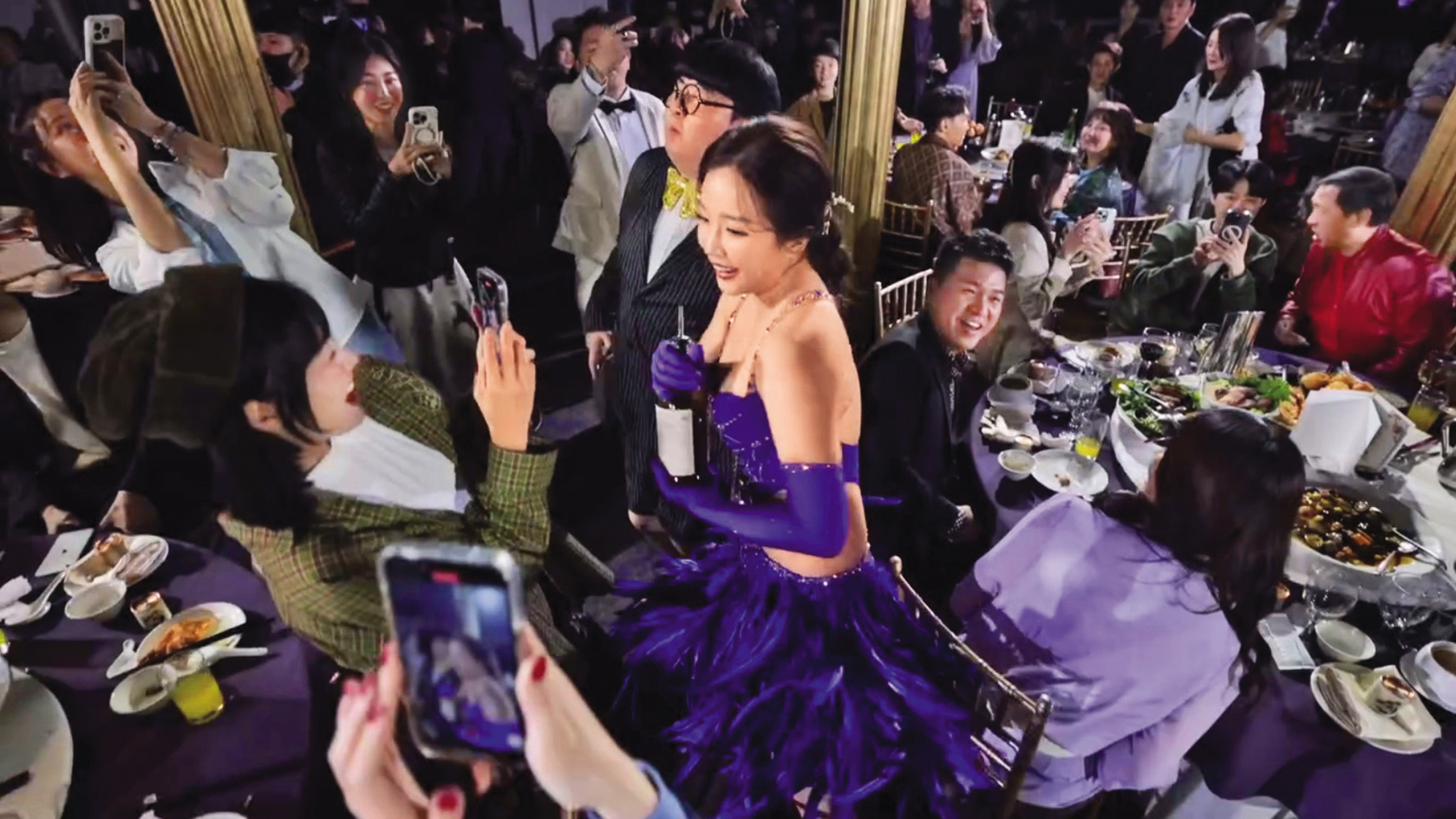 賴慧如婚禮特別設計新郎新娘下台，灌烈酒的橋段。（翻攝自playground_wed IG）