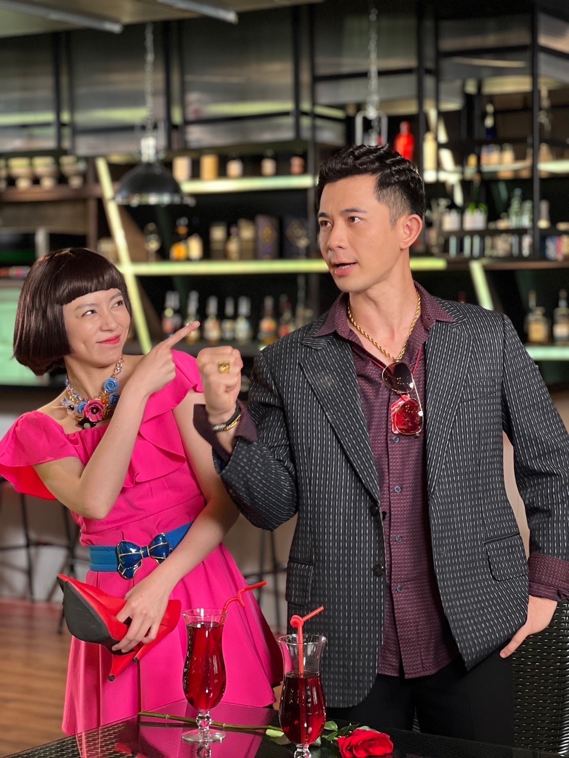 《愛的榮耀》王瞳和曾子益變裝演出小春香跟小蔡龍,十分傳神。(民視提供)