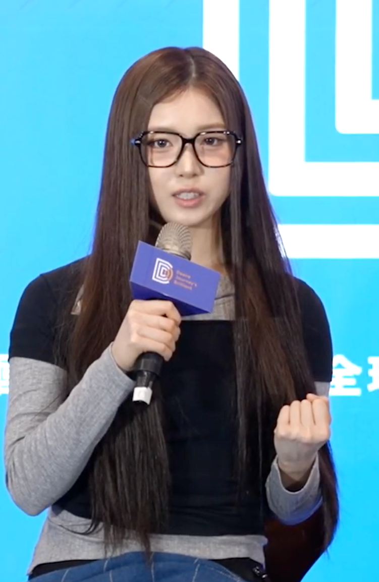 Jiwoo小時候是大隊接力代表,運動神經相比NMIXX成員是比較好的。(DJB提供)