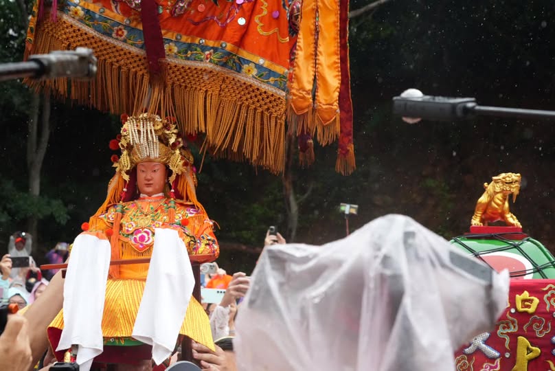 白沙屯媽祖進香之旅尾聲換回8人大轎，媽祖聖顏曝光。（翻攝白沙屯拱天宮臉書）