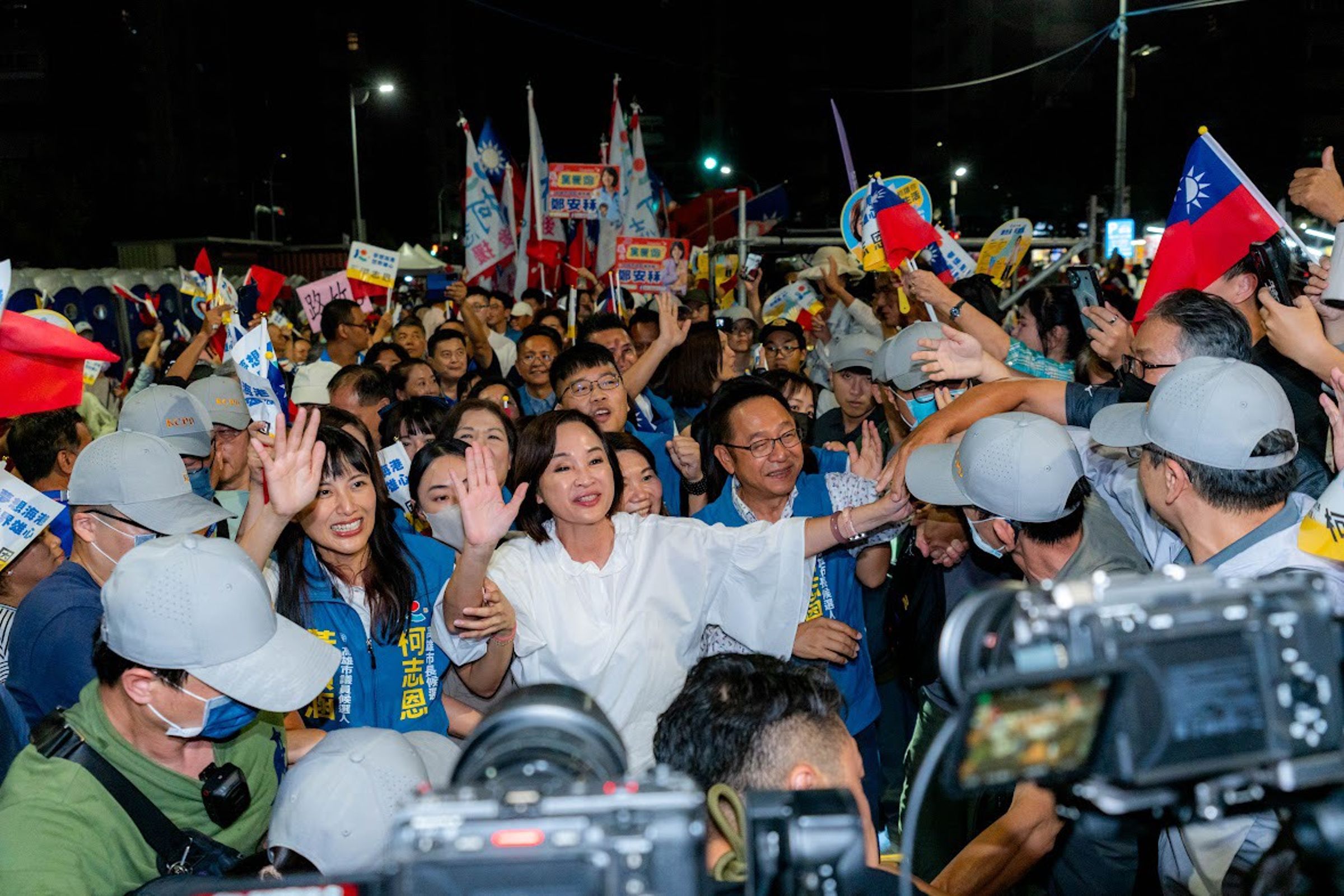 柯志恩在支持者熱情簇擁下進場，沿途不斷揮手、握手致意，短短約250公尺的路程走了近20分鐘，沿途加油聲不斷。