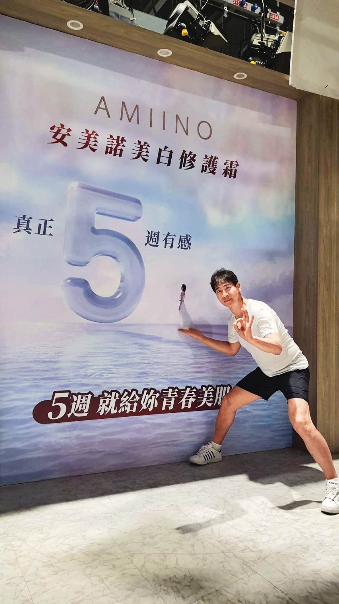 翁家明(左)經營本土戲劇頗久,不時會有產品找上請他推介,也成為他與生技廠商的連結。(翻攝自科達官網)