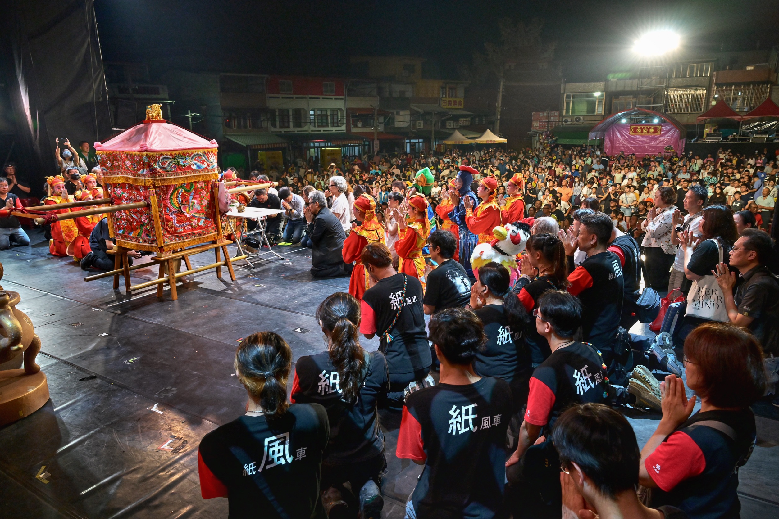 白沙屯拱天宮媽祖今（3日）現場觀賞紙風車劇團《順風耳的新香爐》台語版，表演完突然上台停轎，讓眾人非常感動。（紙風車劇團提供）