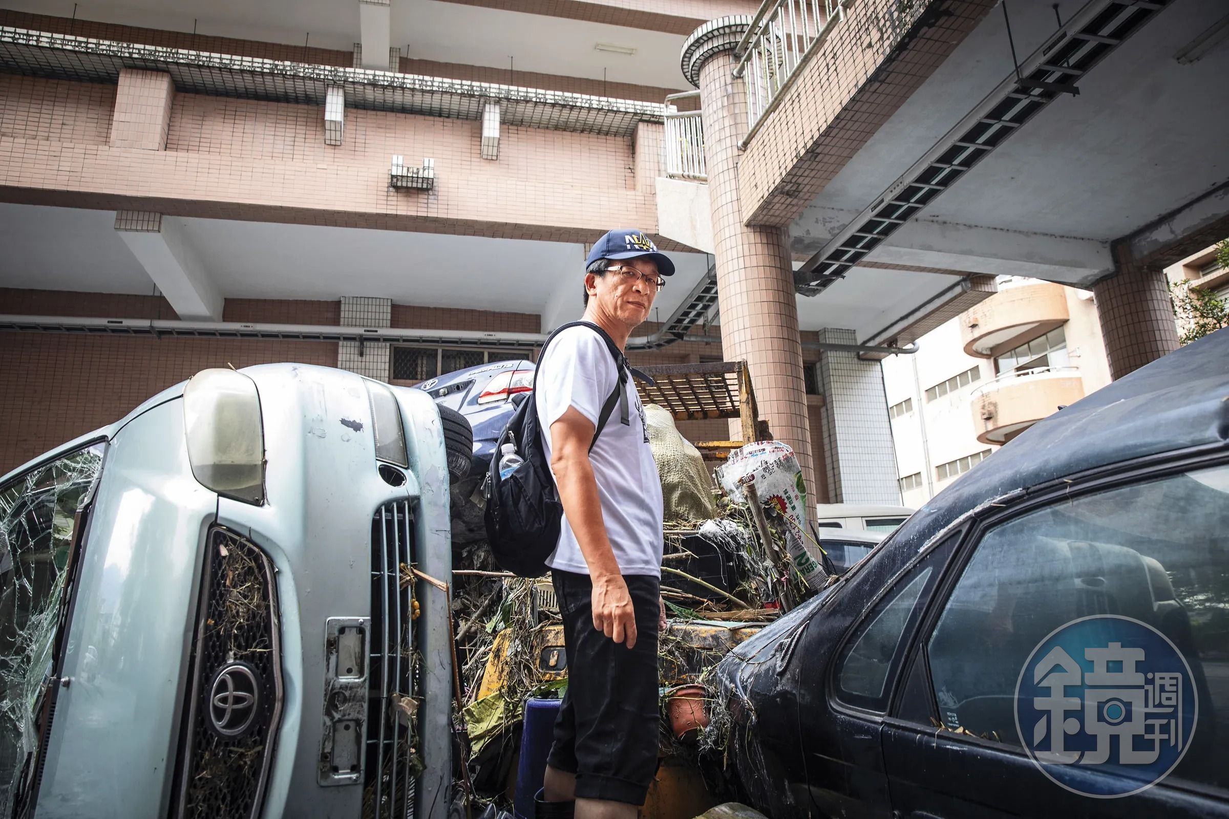 溢流洪水將大量車輛沖進光復商工校園,也造成師生受困,當時校長陳德明於校舍空橋上(右上方)坐鎮,緊盯即時狀況。