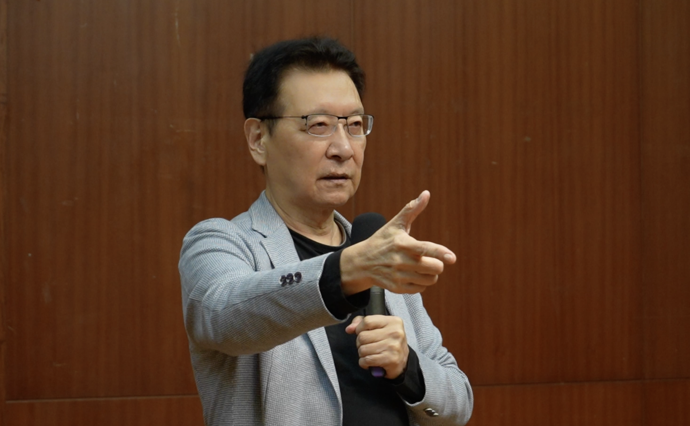 趙少康受訪表示,藍白鬥來鬥去,老百姓已經看得厭煩。(中廣提供)
