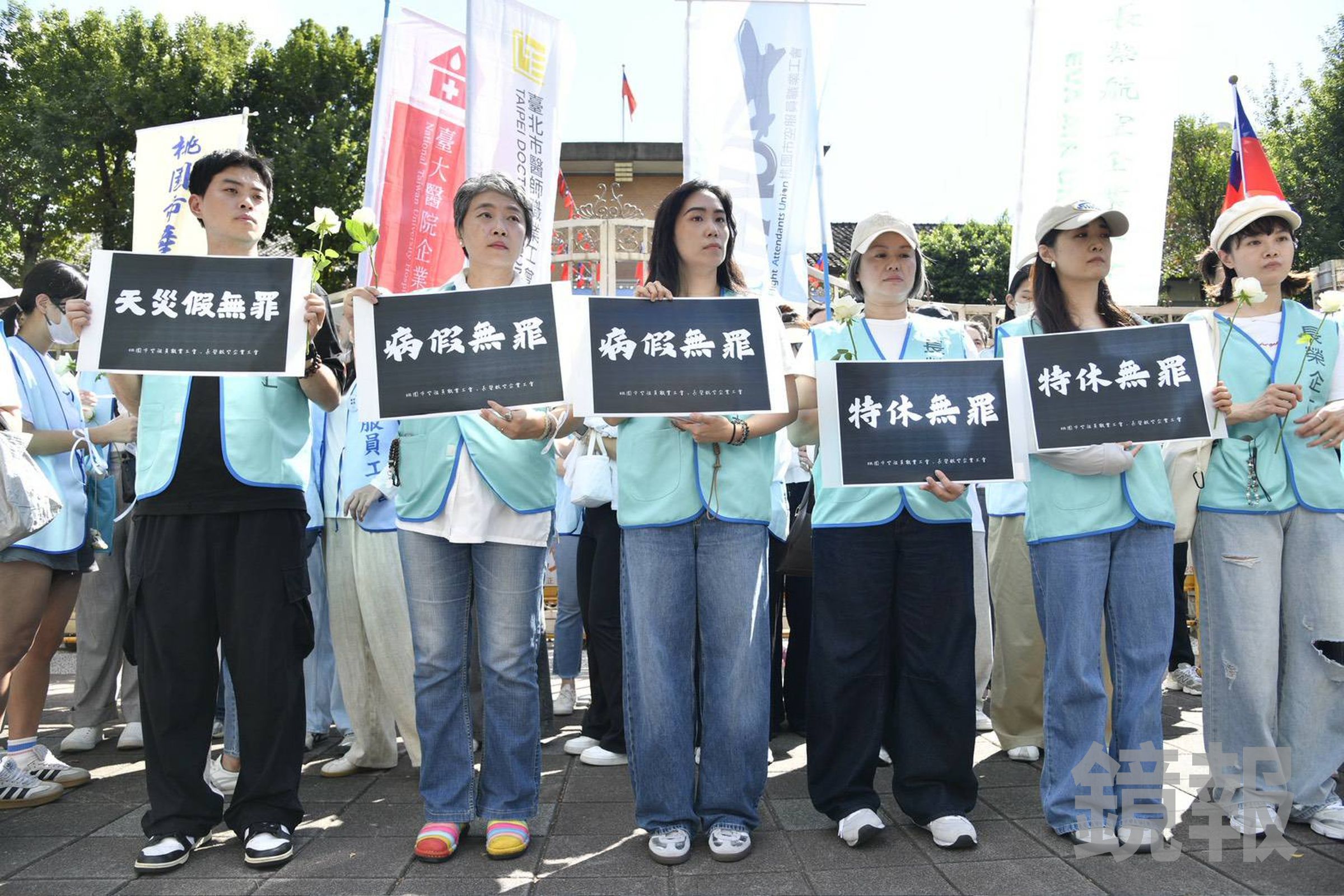 桃園市空服員職業工會、長榮航空企業工會今日上午則聚集立院前表達3大訴求,多名空服員到場聲援。(鏡報李智為)
