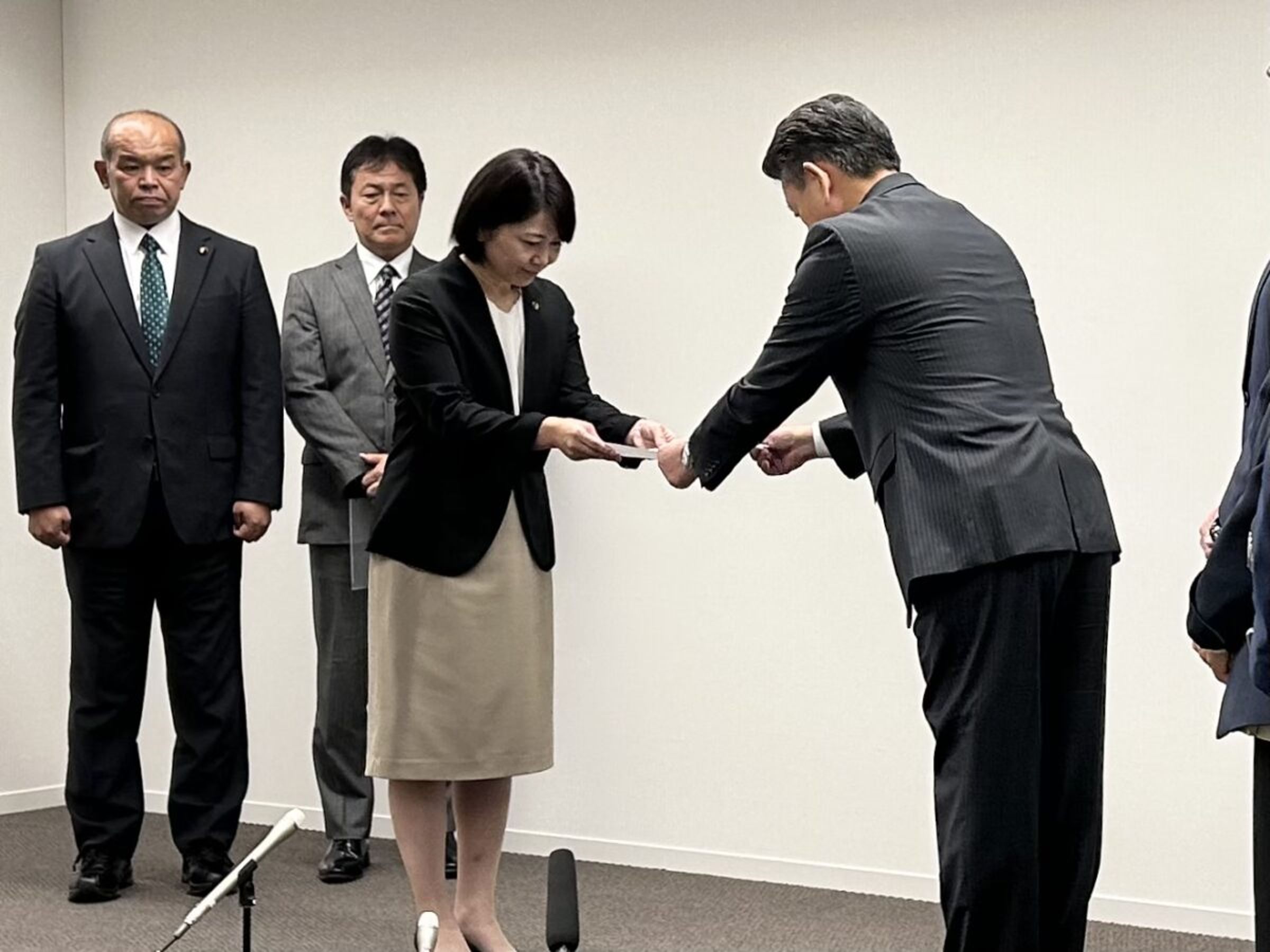 前橋市議會22日遞交「辭職請求書」,要求小川晶辭職下台、重新選舉。(翻攝自fmgunma.com)