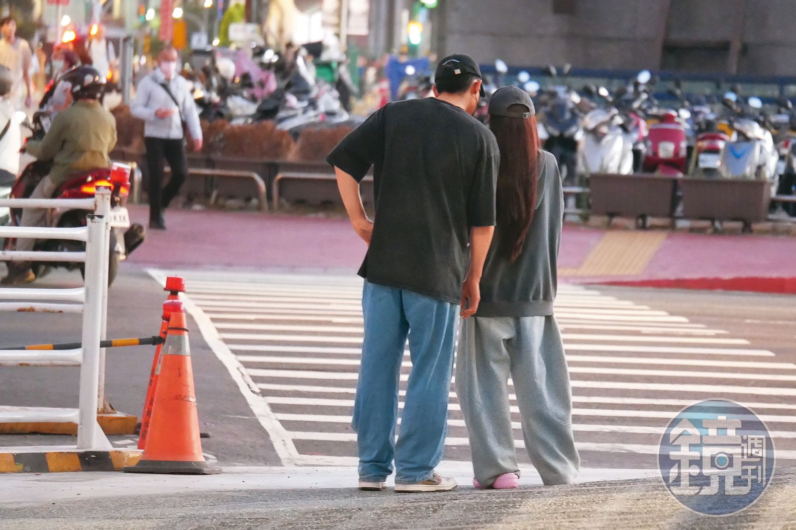 等待過馬路時,林襄與馬傑森貼著彼此,相處起來宛如小情侶一樣