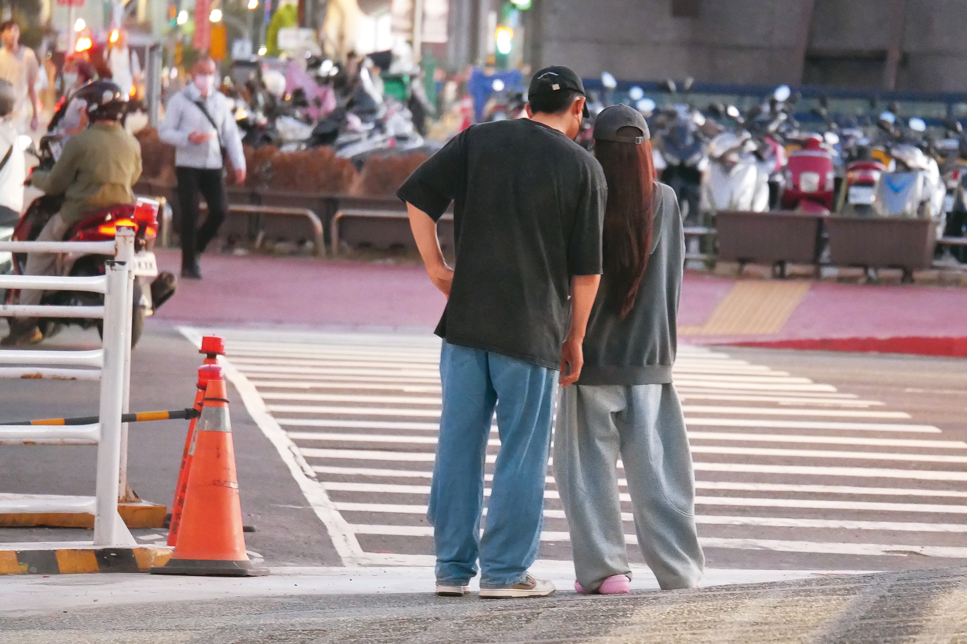 等待過馬路時，林襄與馬傑森貼著彼此，相處起來宛如小情侶一樣。