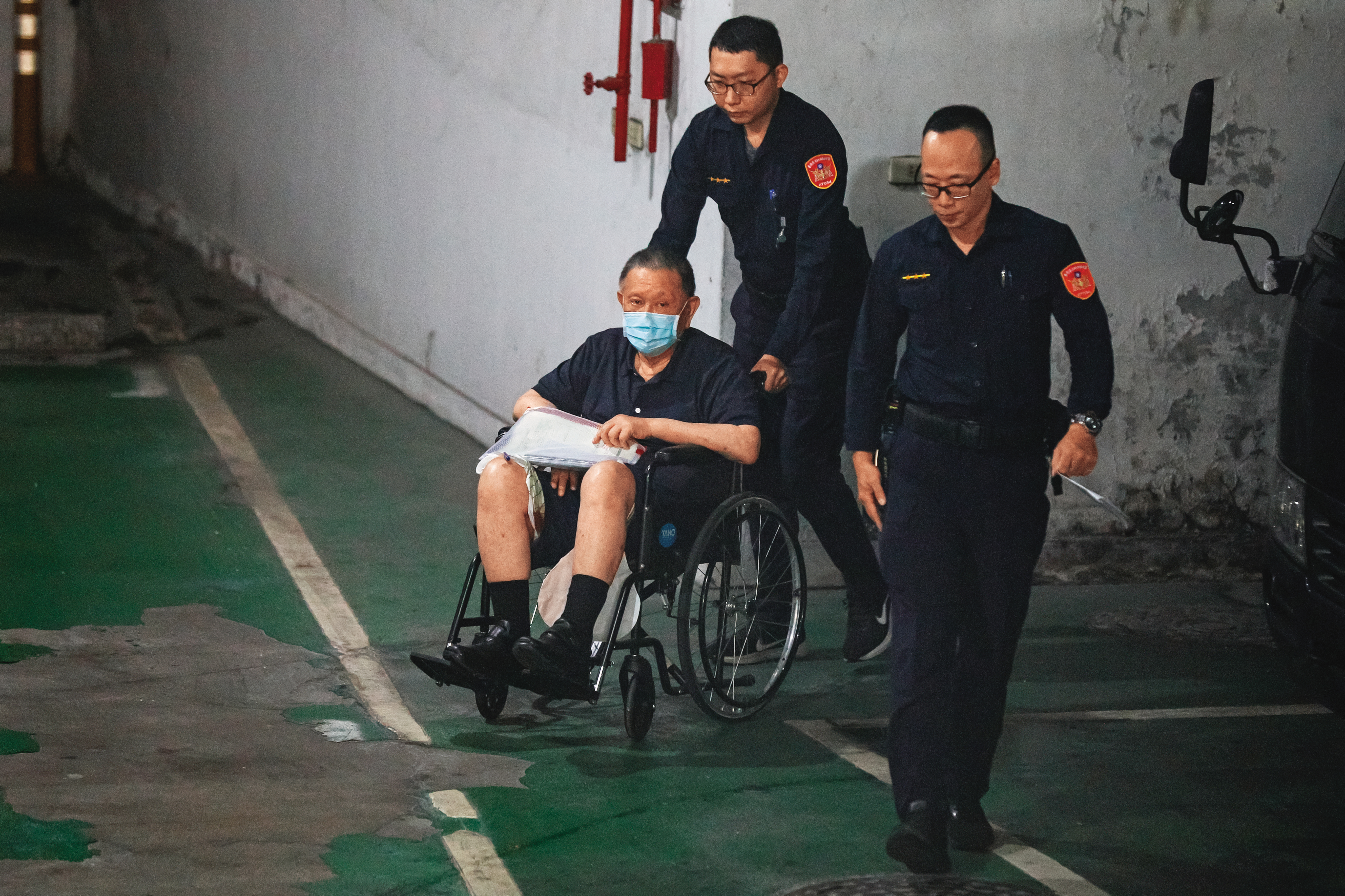 威京集團主席沈慶京（左）行使緘默權，強調自己是遭司法迫害。