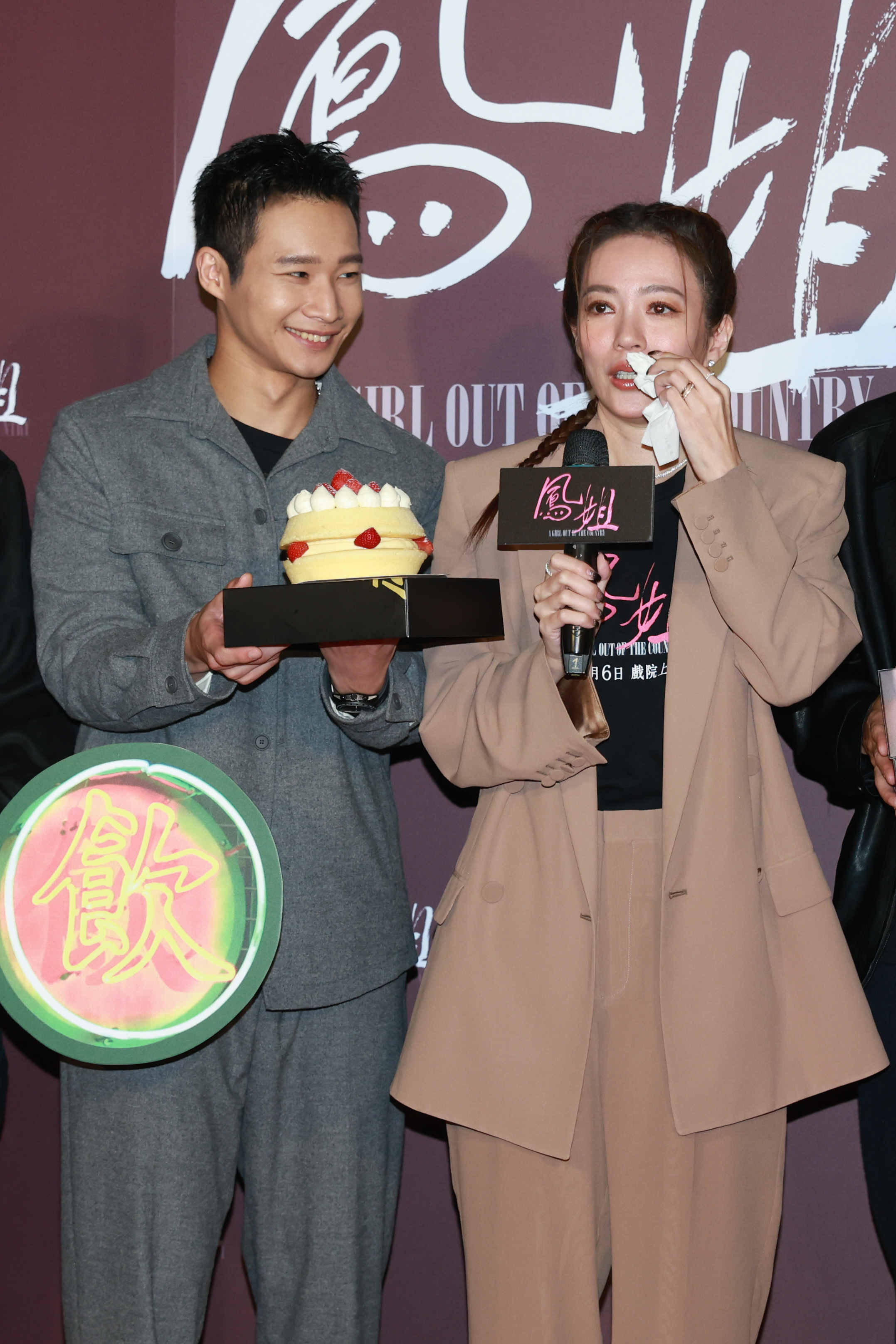 戲裡黃冠智和高宇蓁演姊弟,戲外兩人感情也很好,還特地送上蛋糕為早前過生日的高宇蓁慶生。