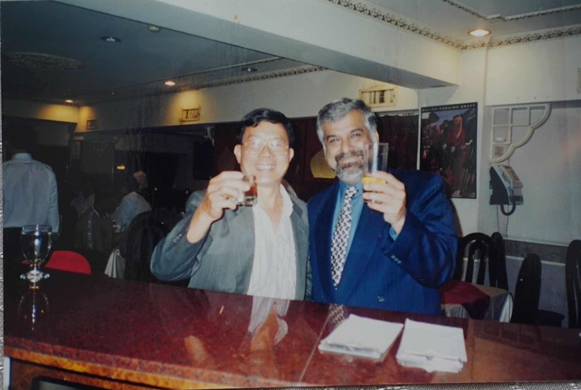 台灣對外貿易全盛時期，光是台北就有3百多家印度貿易公司，當年黎瑞傑（右）生意愈做愈大，為了招待遠道而來的貿易夥伴而開設坦都。（坦都印度餐廳提供）