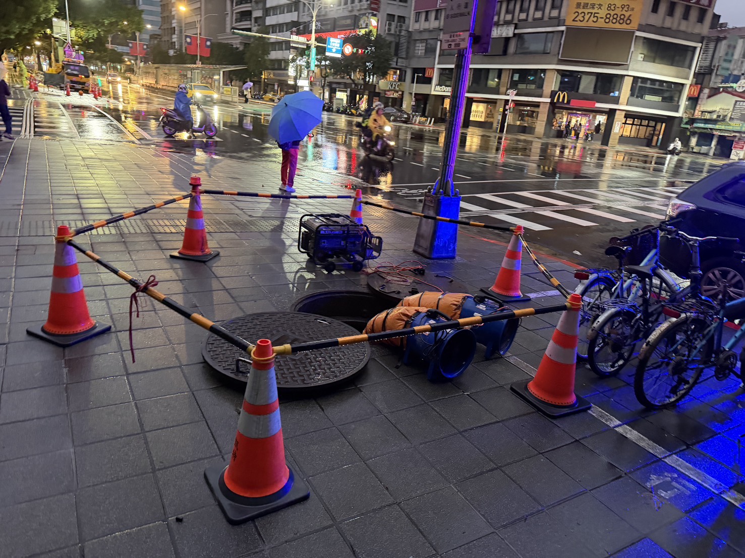 北市地下道意外，工人一氧化碳中毒昏迷。（警方提供）